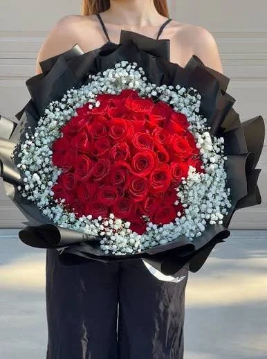 Buquet Romántico de Rosas Rojas y Blancas