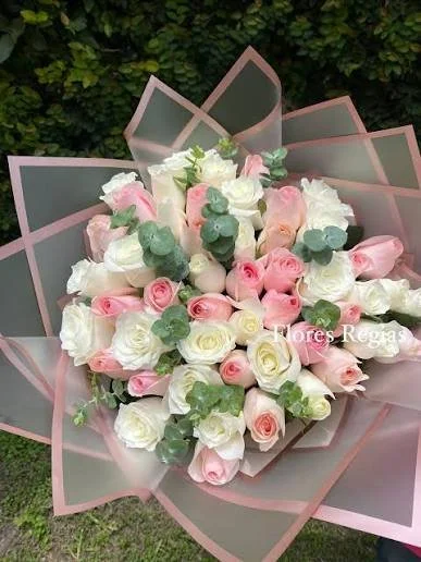 Ramo de Rosas Blancas y Rosas Pastel
