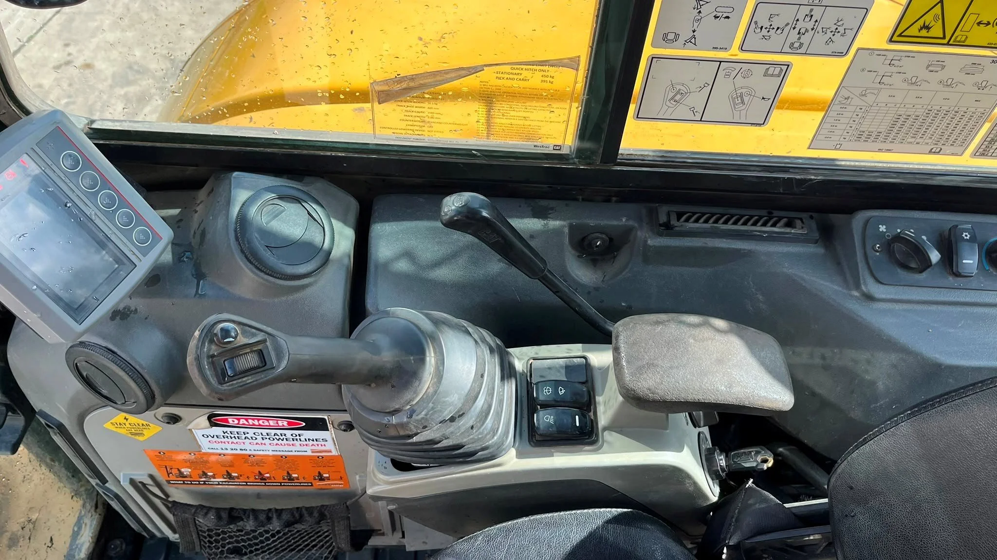 CAT 305.5E2 Cabin Excavator 8.jpg