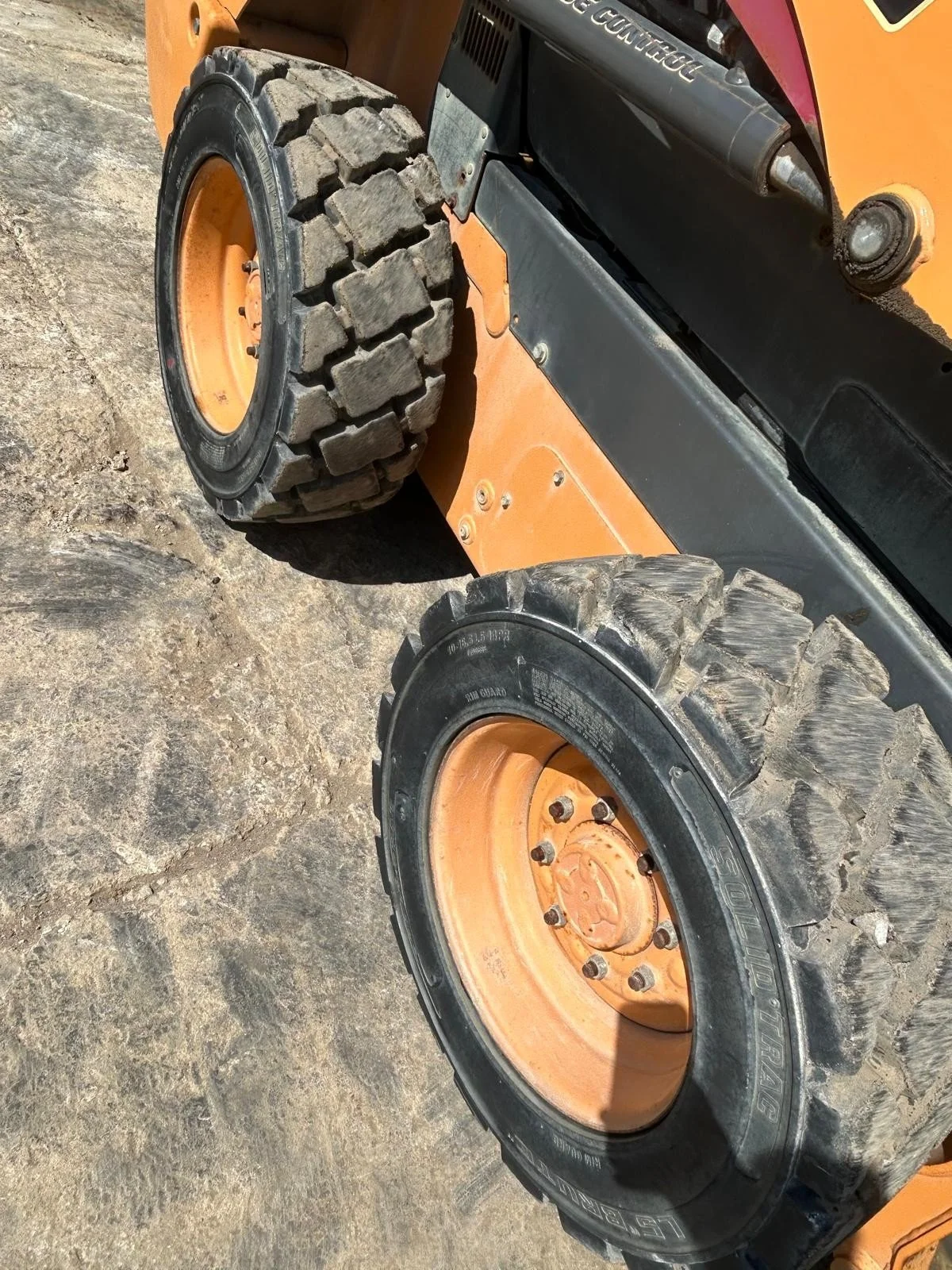 2016 CASE SR200 Skid Steer 10.jpg