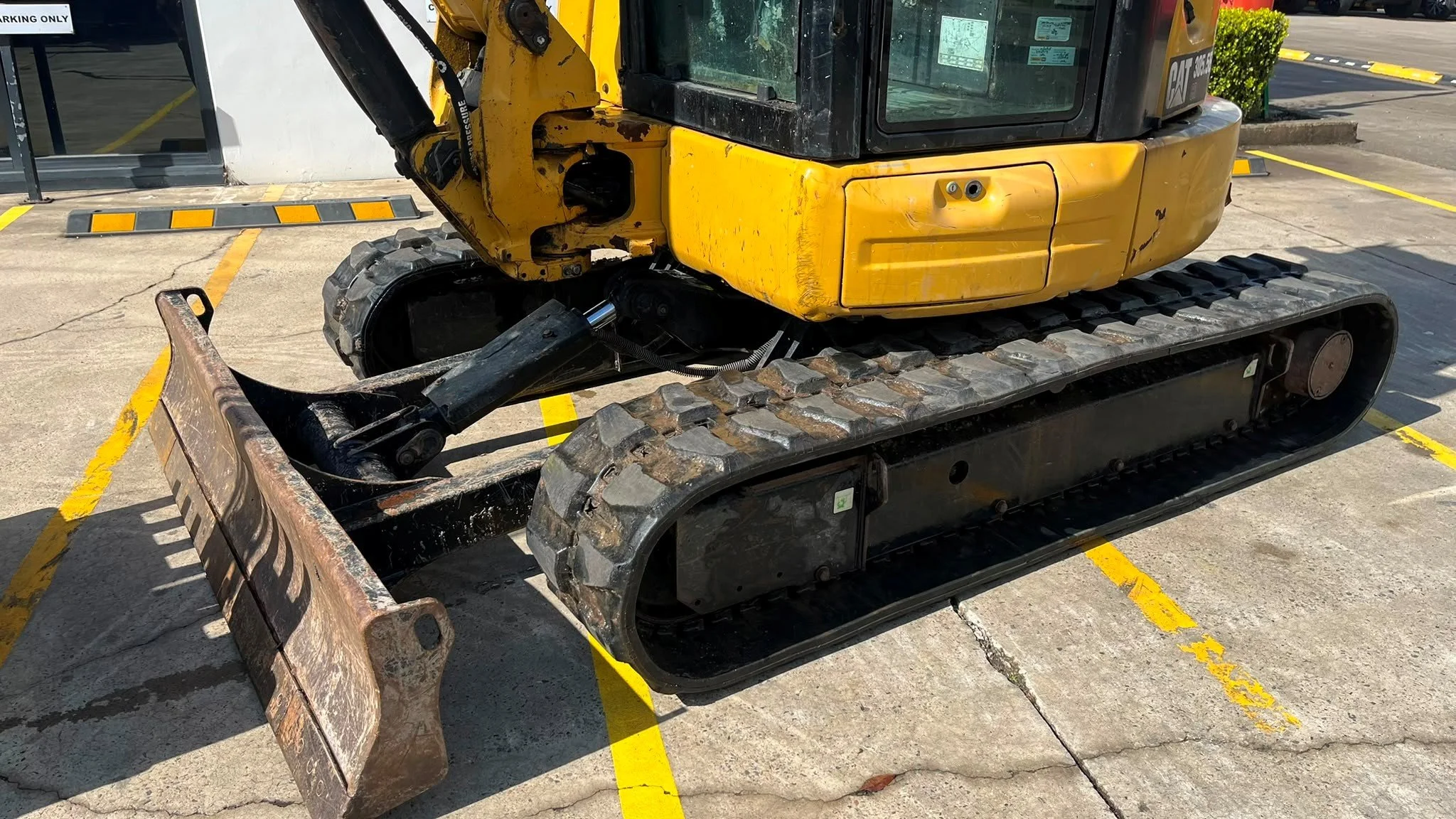 CAT 305.5E2 Cabin Excavator 12.jpg