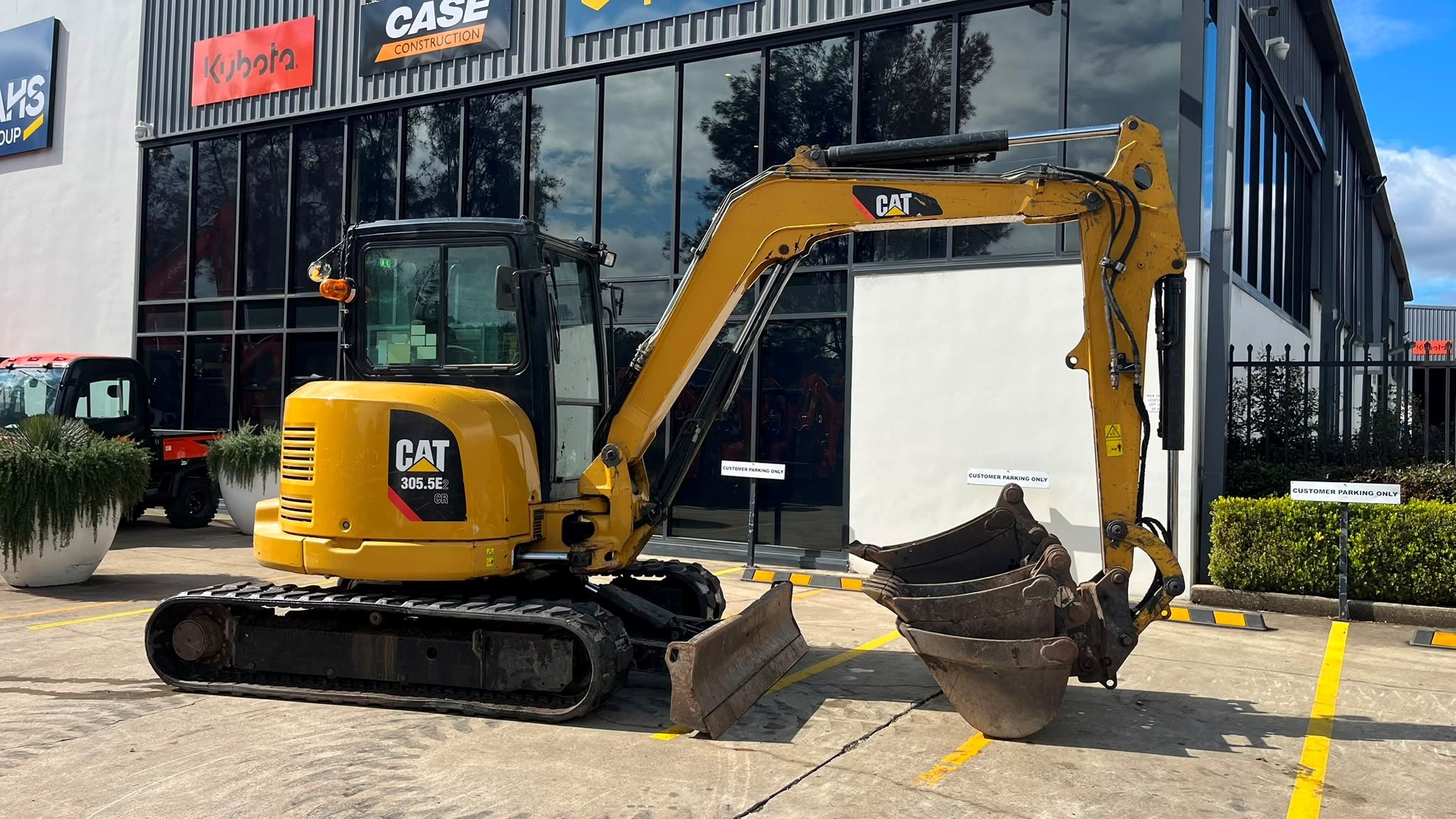 CAT 305.5E2 Cabin Excavator 11.jpg