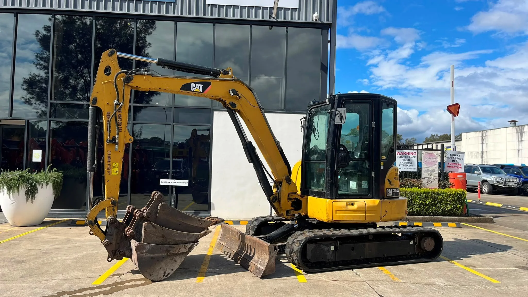 CAT 305.5E2 Cabin Excavator 9.jpg