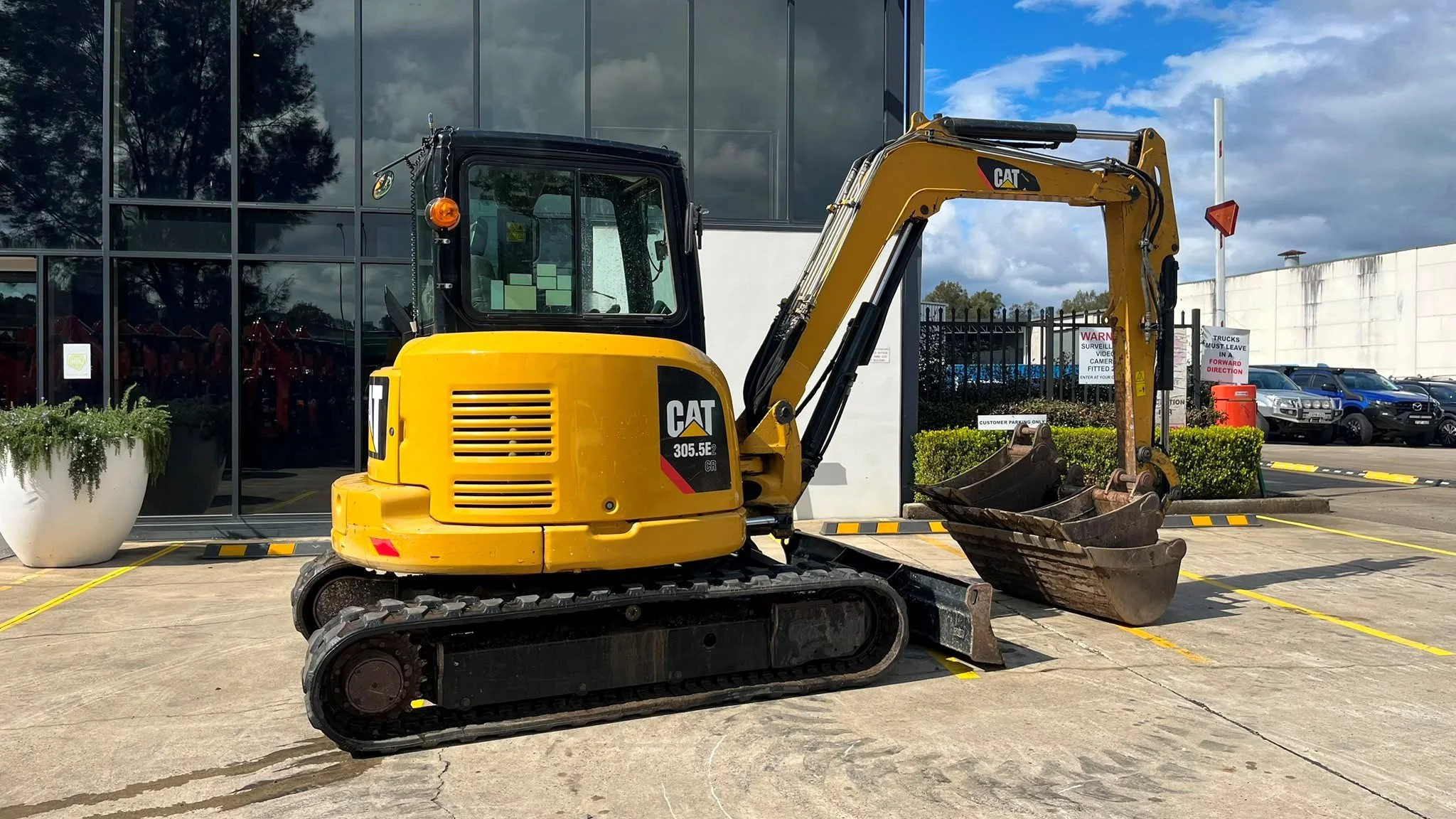 CAT 305.5E2 Cabin Excavator 6.jpg