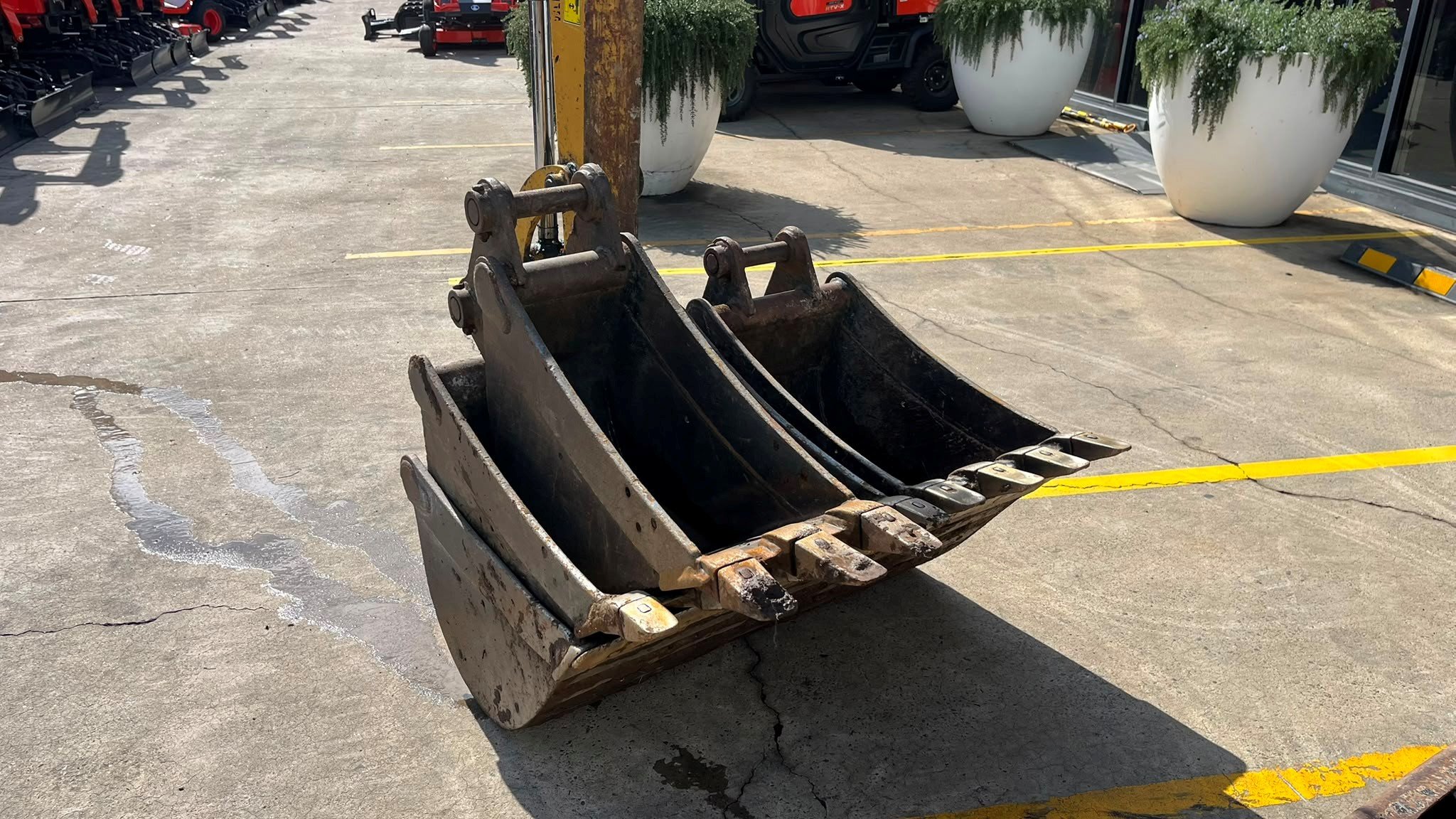CAT 305.5E2 Cabin Excavator 13.jpg
