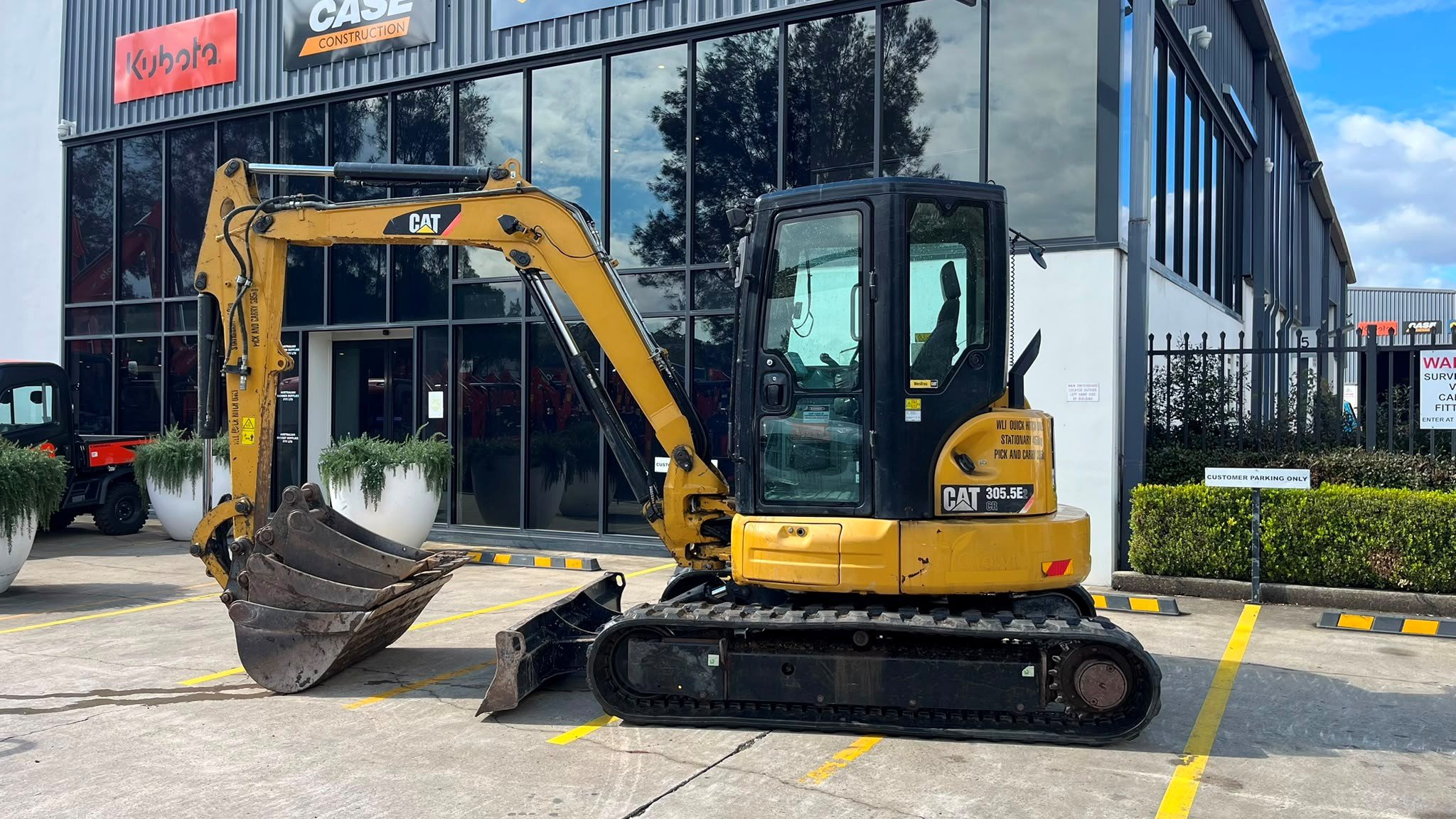 CAT 305.5E2 Cabin Excavator 4.jpg