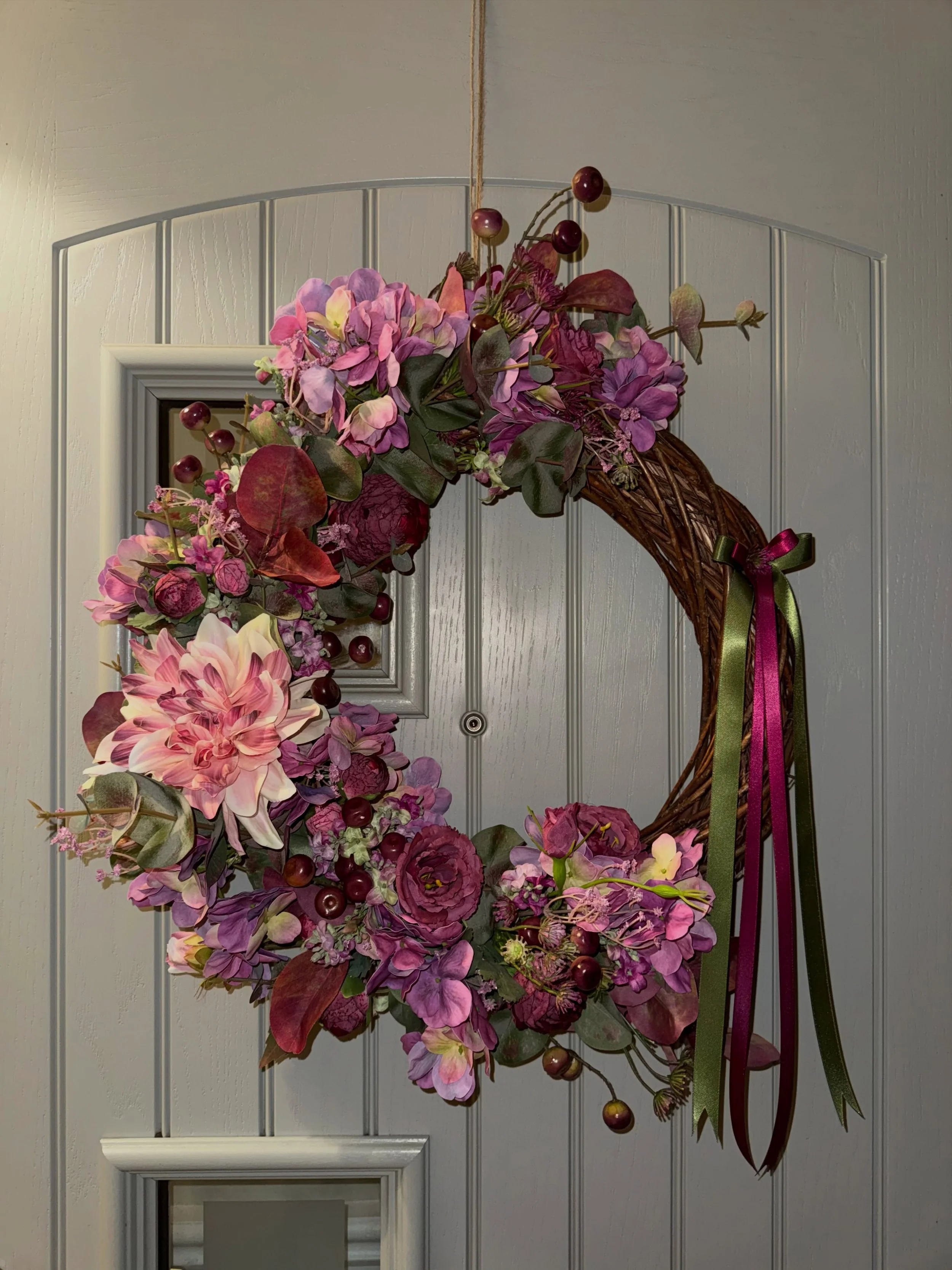 &ldquo;Burgundy Bliss.&rdquo; Wreath 💜🍇🪻🍃

#lizziebloom #dublinflorist #burgundy #autumnwreath #autumnflowers