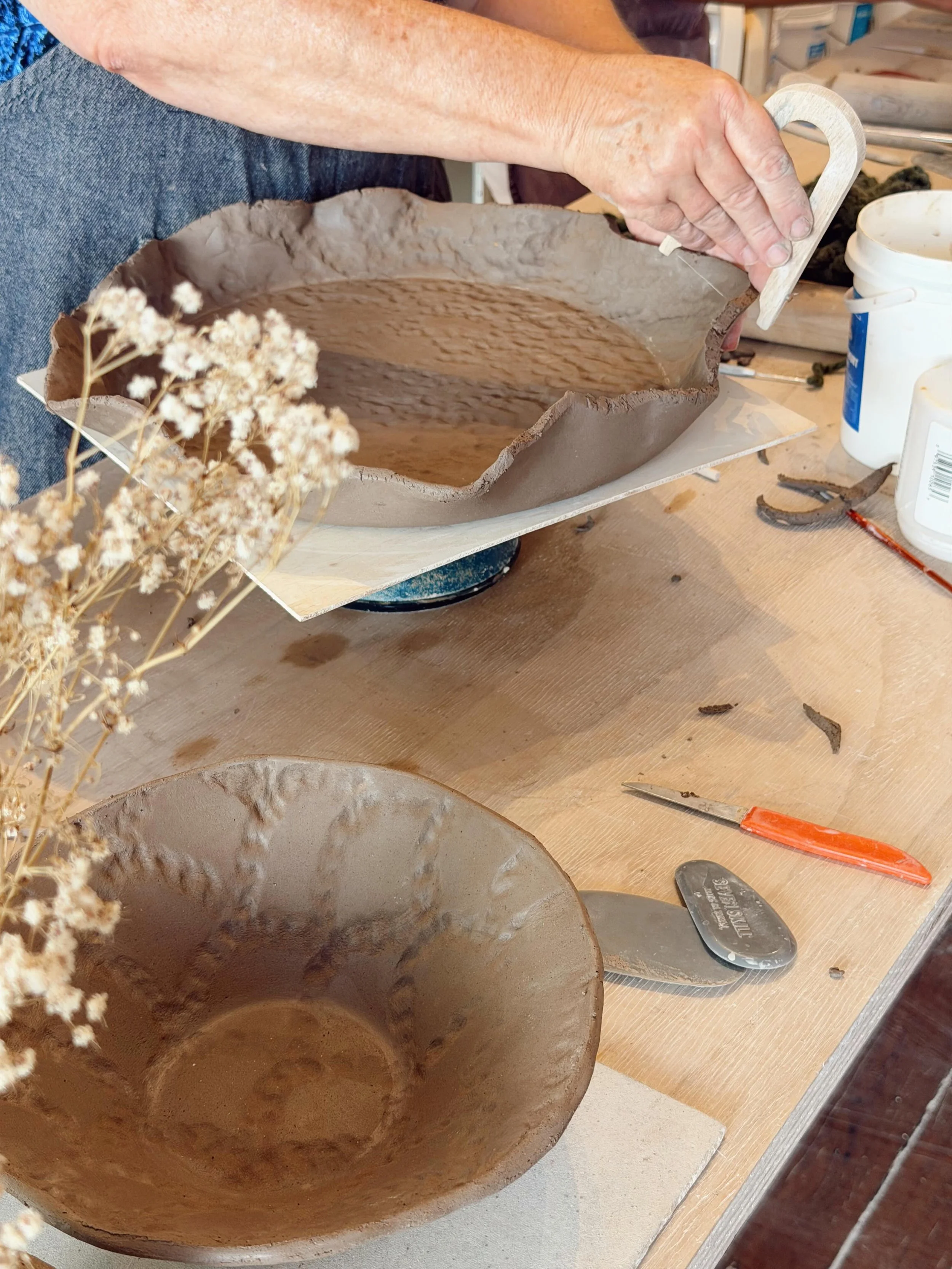 Moments captured in our hand building course, make sure you check out the little video at the end of the final product made by our customer Sue. 

Join our next intake in a few weeks running on Wednesday 1st July at our studio in Crows Nest. 

#potte