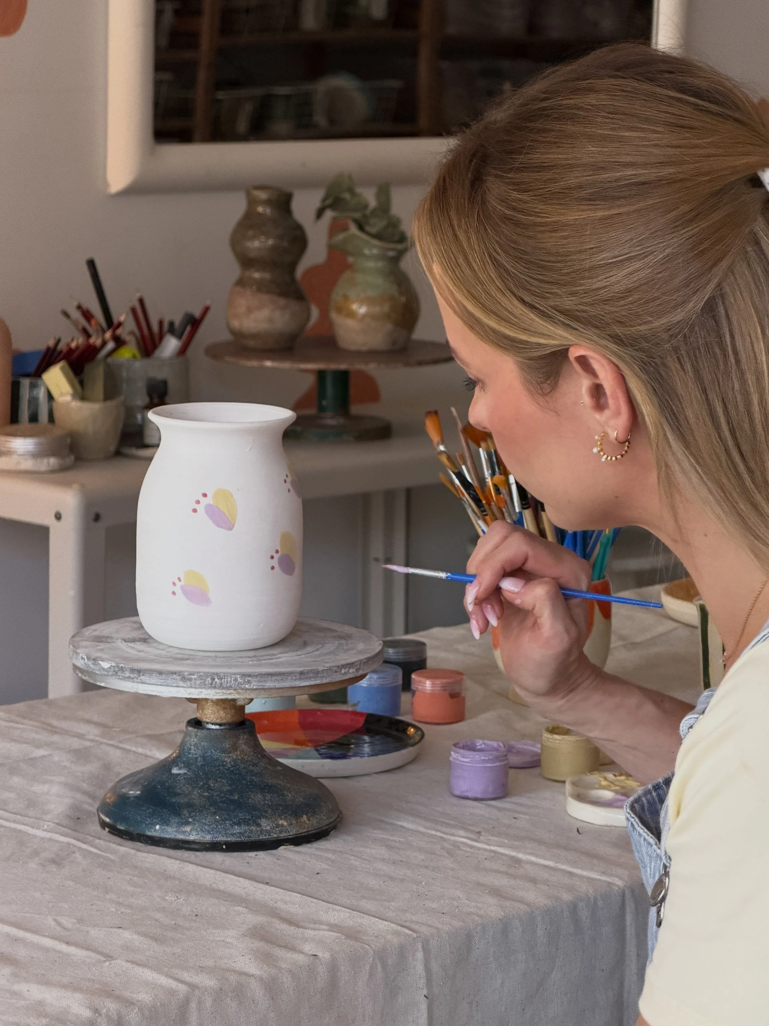 Join us on Saturday for our new class! Last tickets available today 🌸 link in bio!

 #wildflowers #paintingceramics #paintingpottery #potterystudio