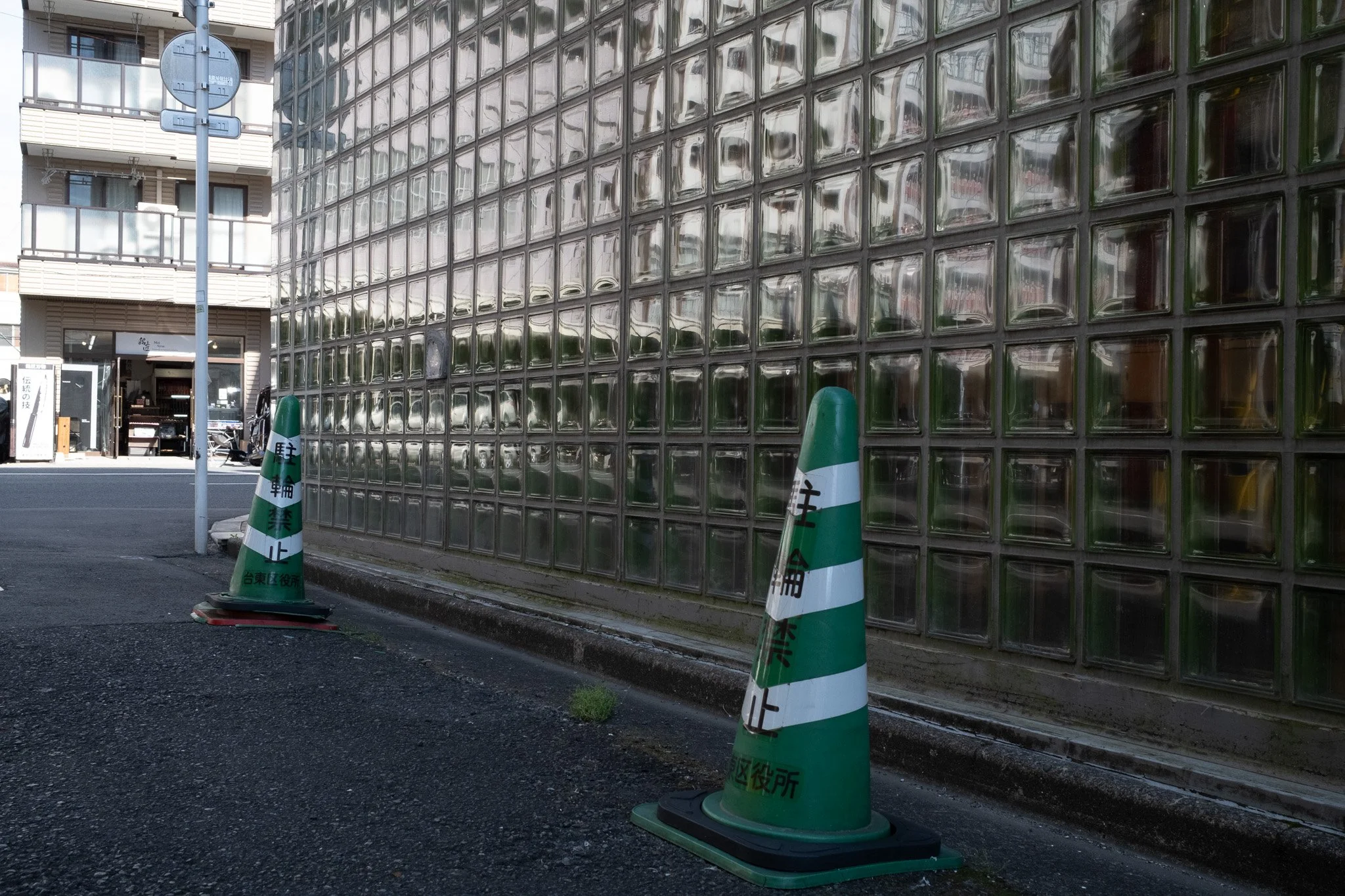 Kappabashi_GlassBlockWall.jpg