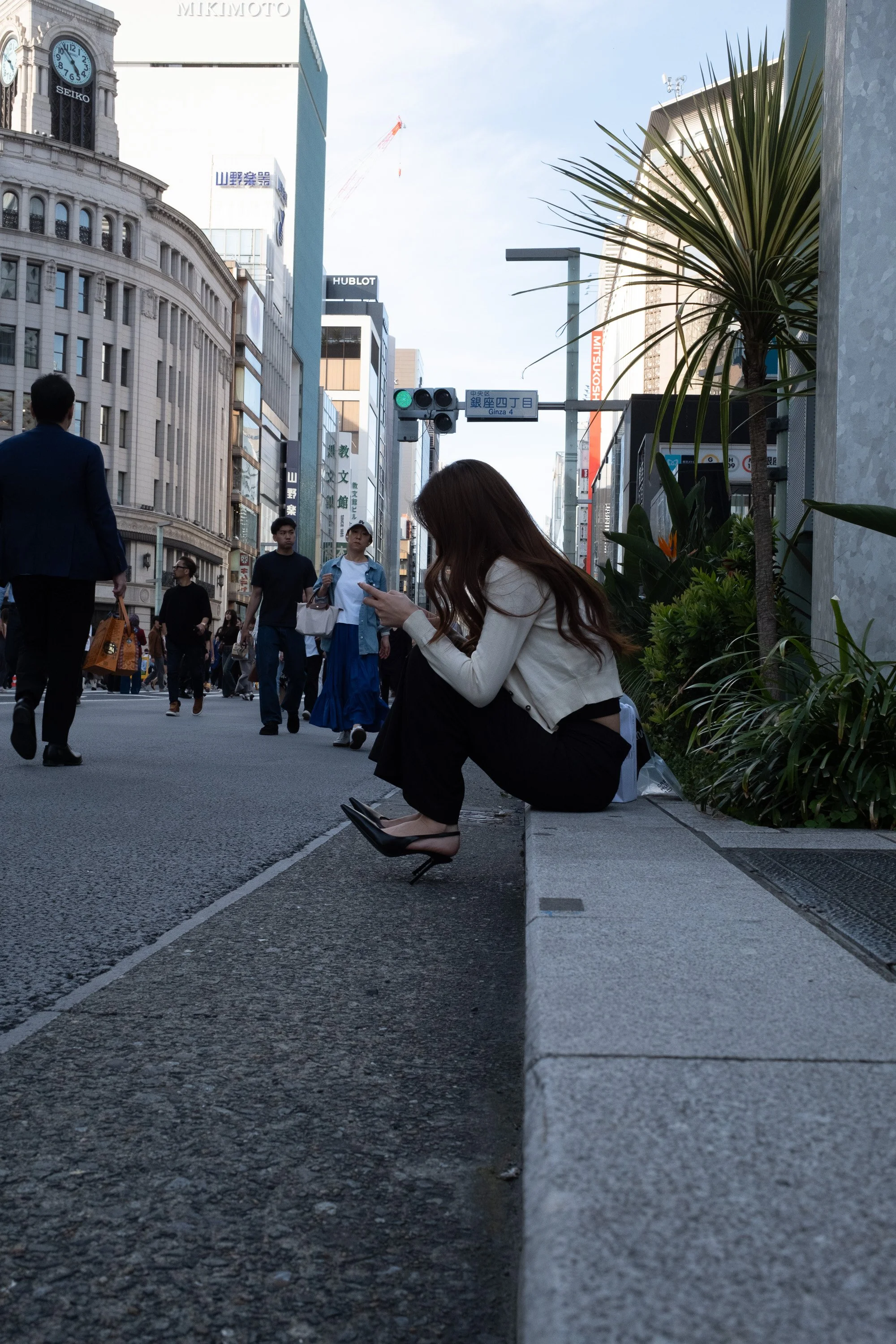 Tokyo_Ginza_KappaDay_Woman_Curb.jpg