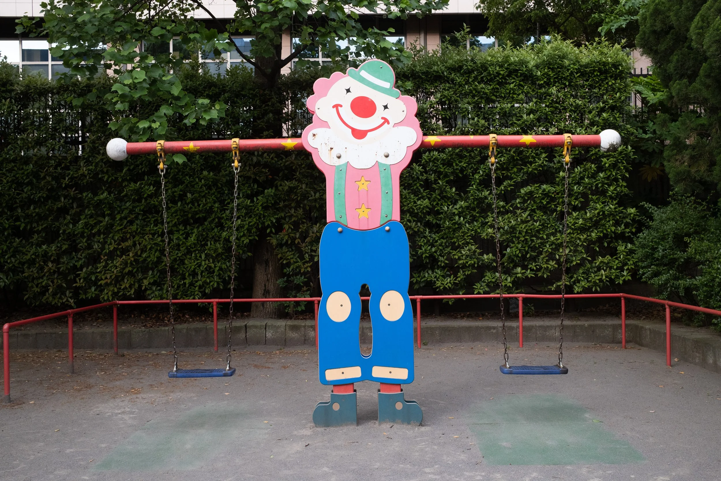 Tokyo_Tsukiji_ClownSwingsIG.jpg
