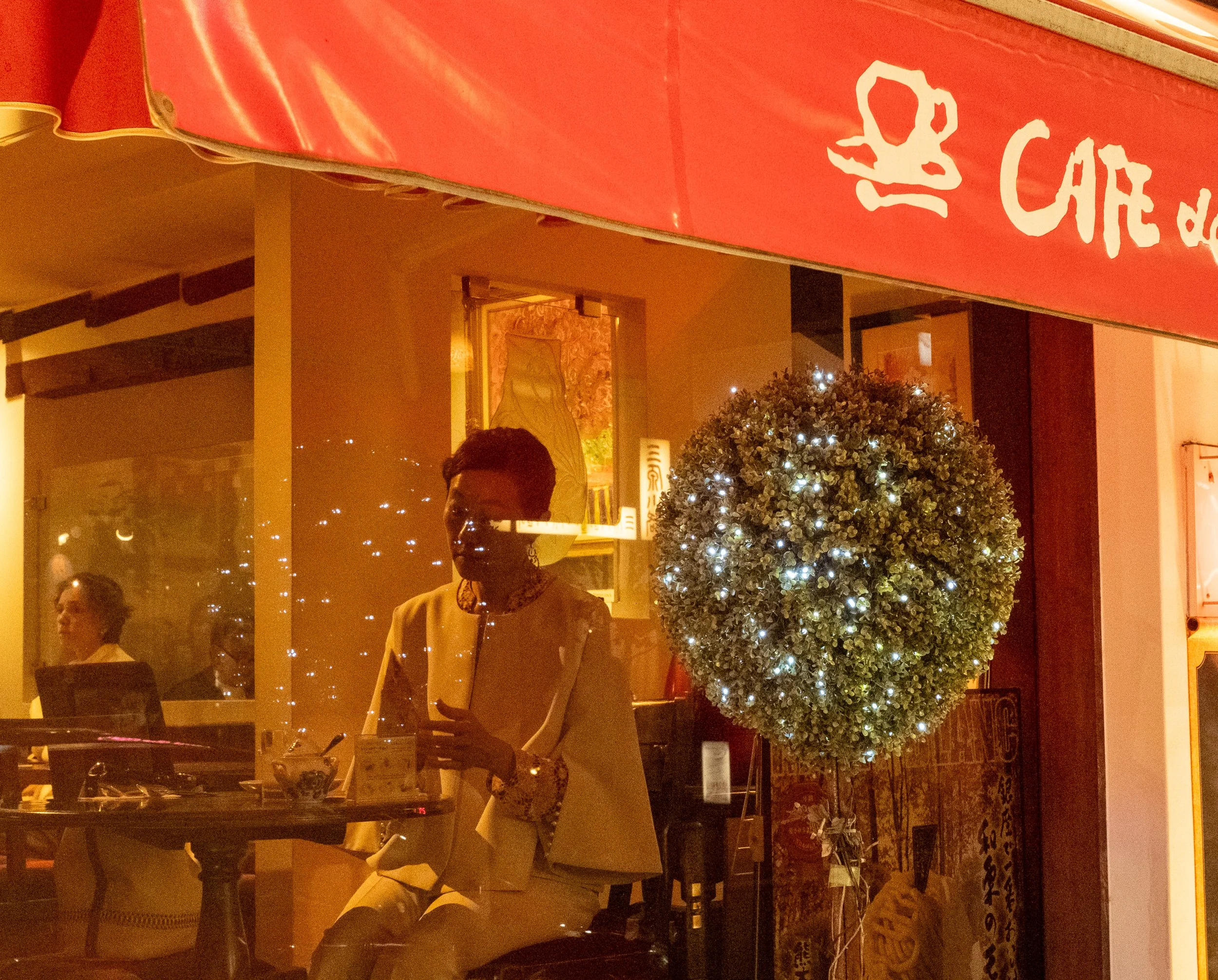 Tokyo_Cafe_Woman_Lightball.jpg