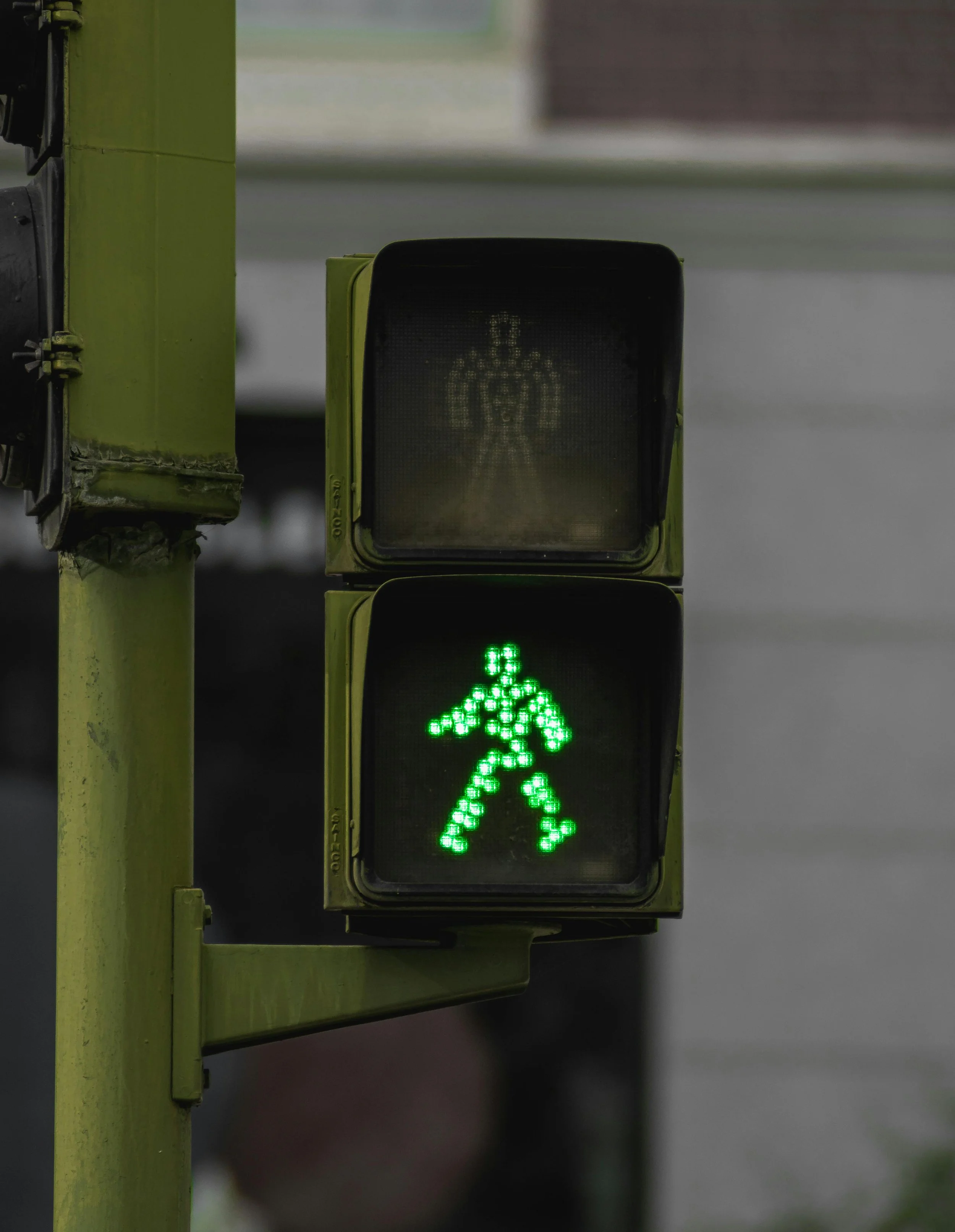 crossing sign with green figure illuminated