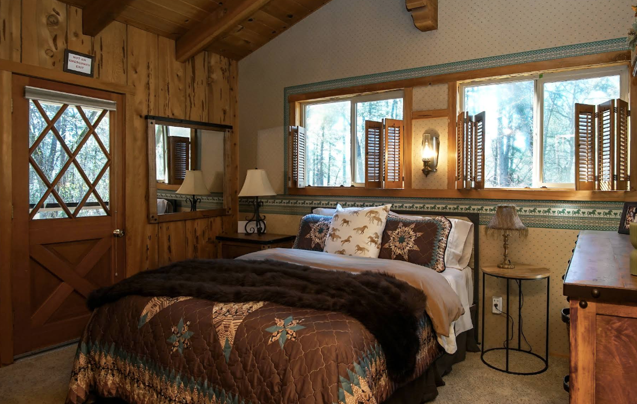 Creekside Retreat and Horse Stay room