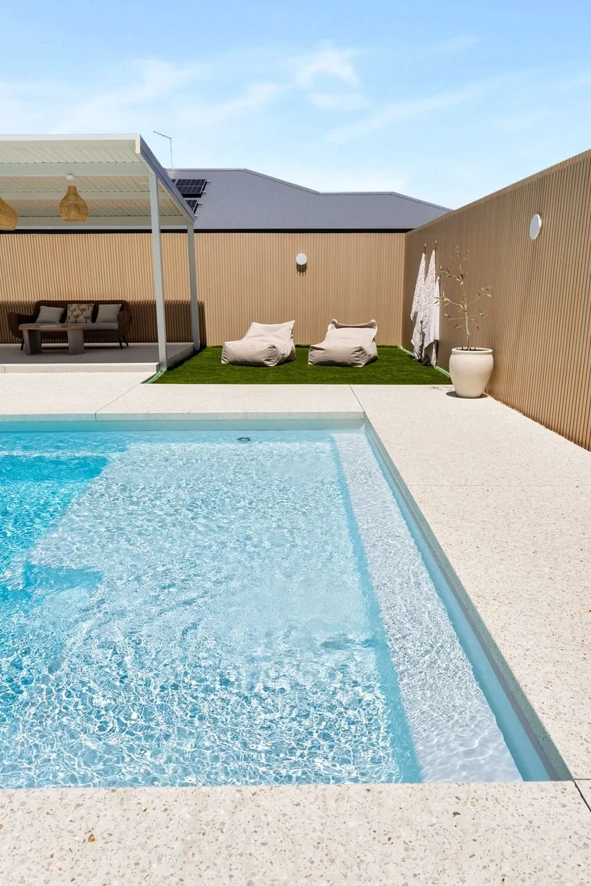 Size: 7.6m x 4.4m ~ Colour: Alpine White Shimmer