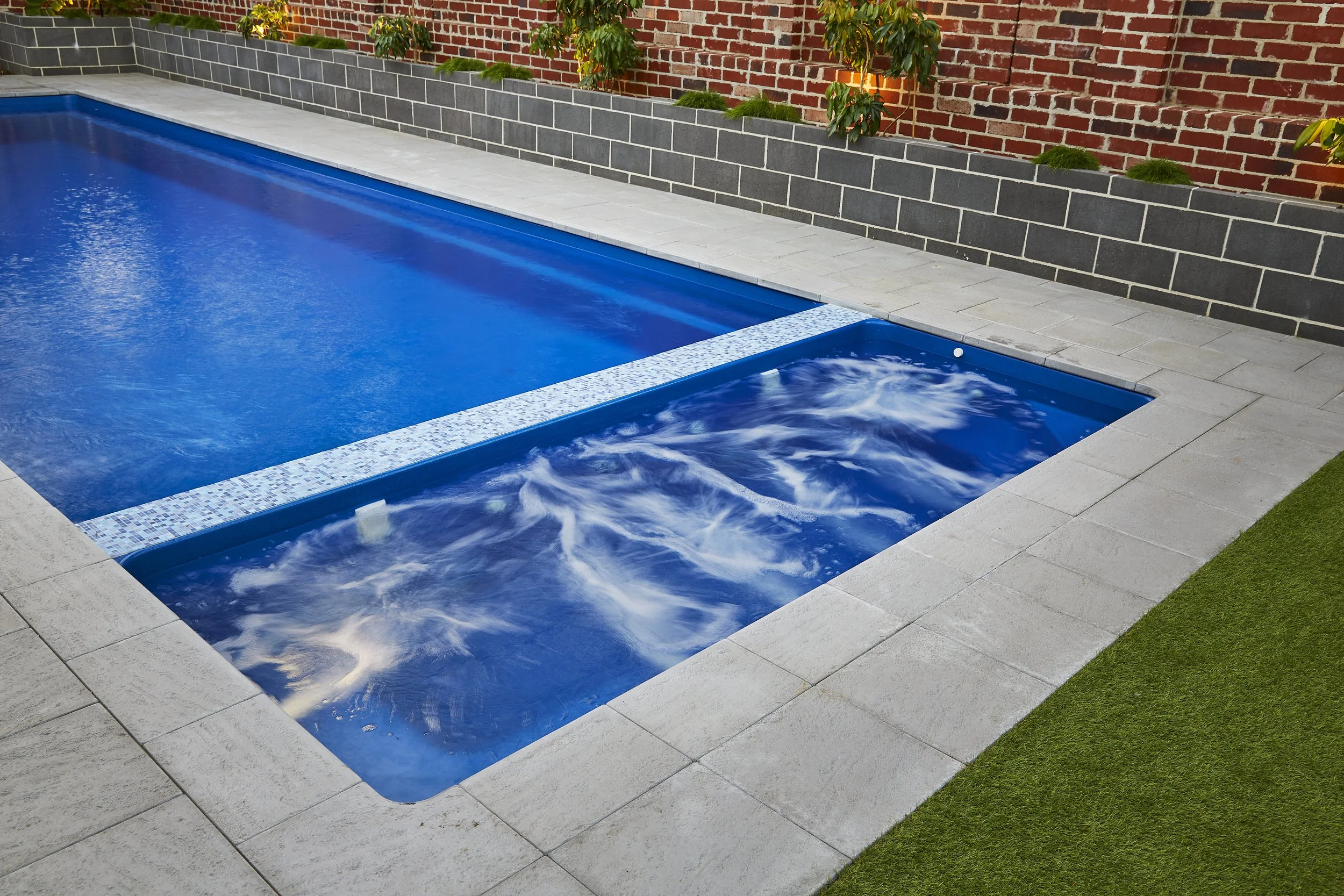 3.8m Hamilton Spa Royal Blue Shimmer.jpg