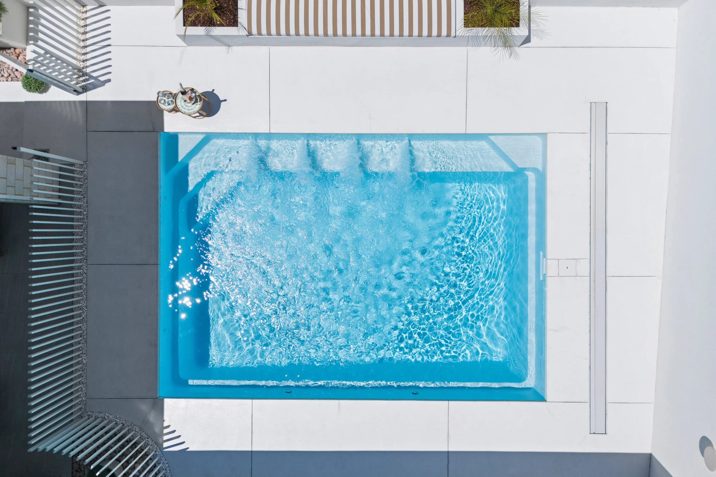 Size: 6.2m x 4.4m ~ Colour: Alpine White Shimmer