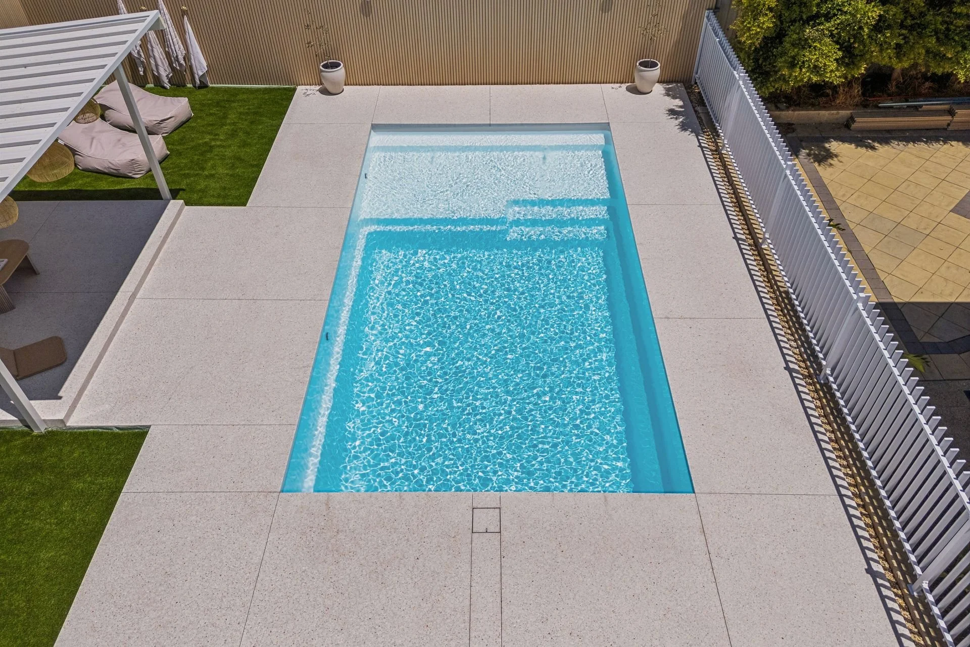 Size: 7.6m x 4.4m ~ Colour: Alpine White Shimmer