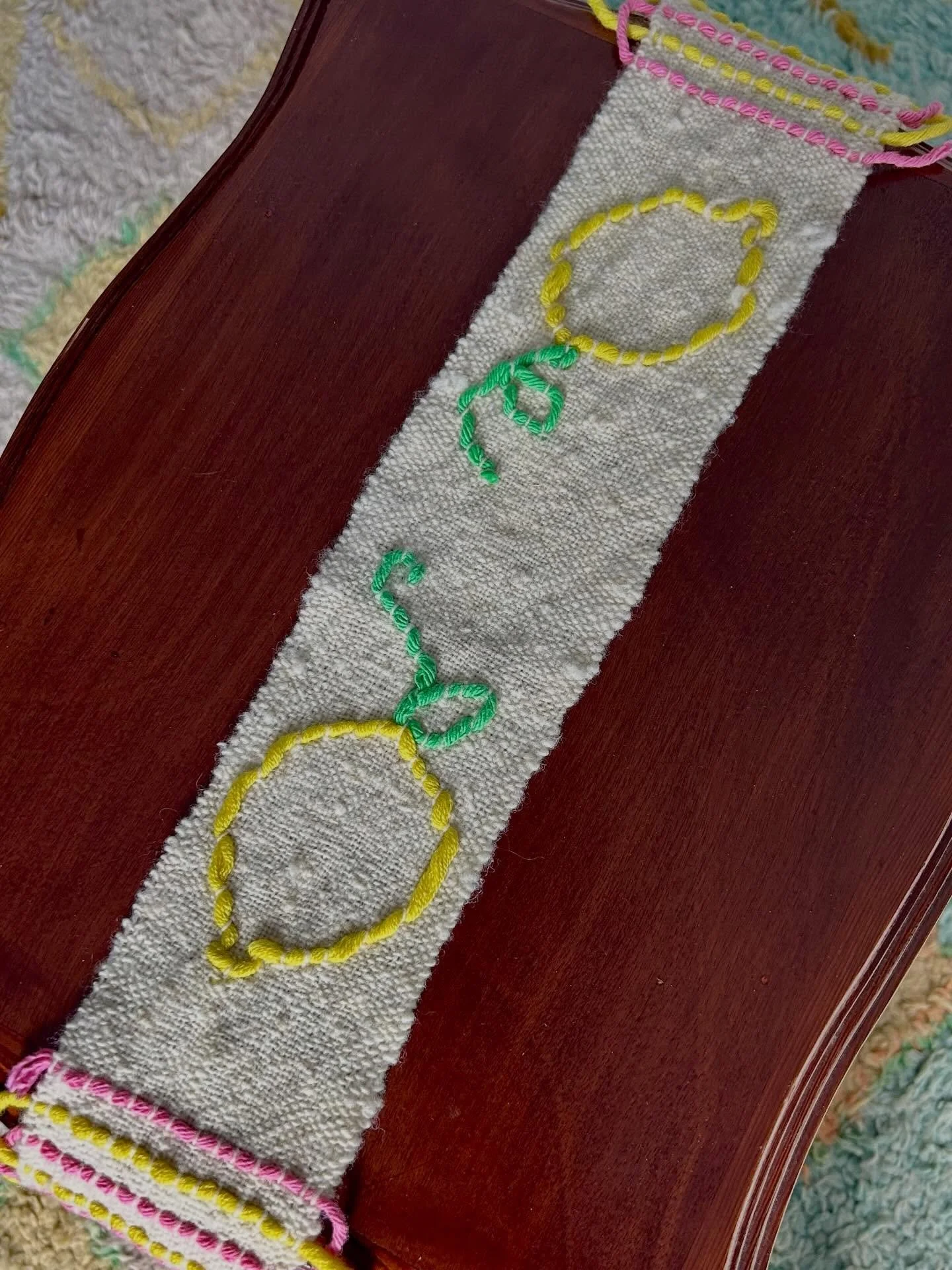 made a table runner w some leftover yarn 🍋