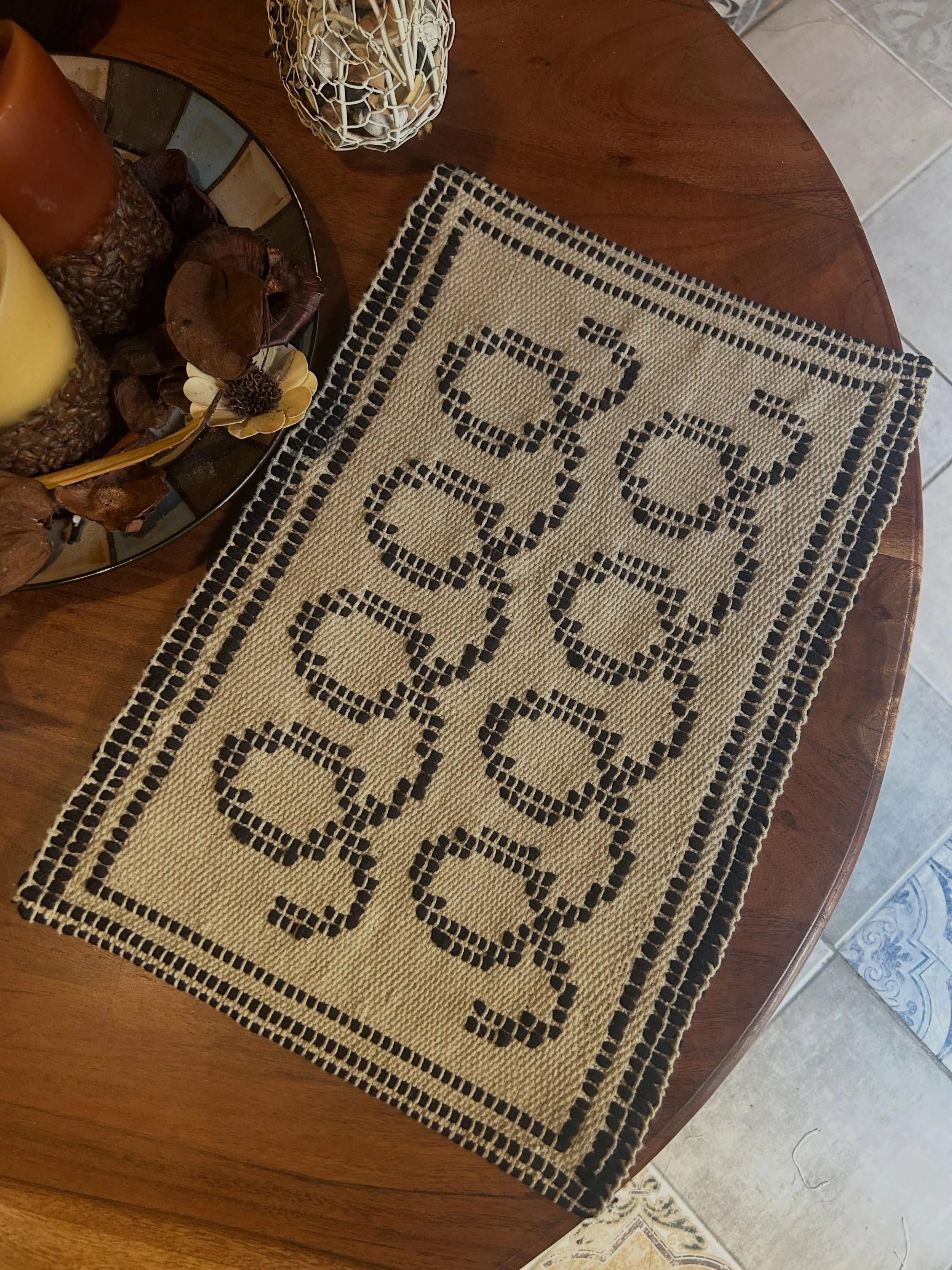 1/4
cobblestones placemats project based on some of the cobblestones designs i saw in portugal and greece

planning to make 4 of these with different designs