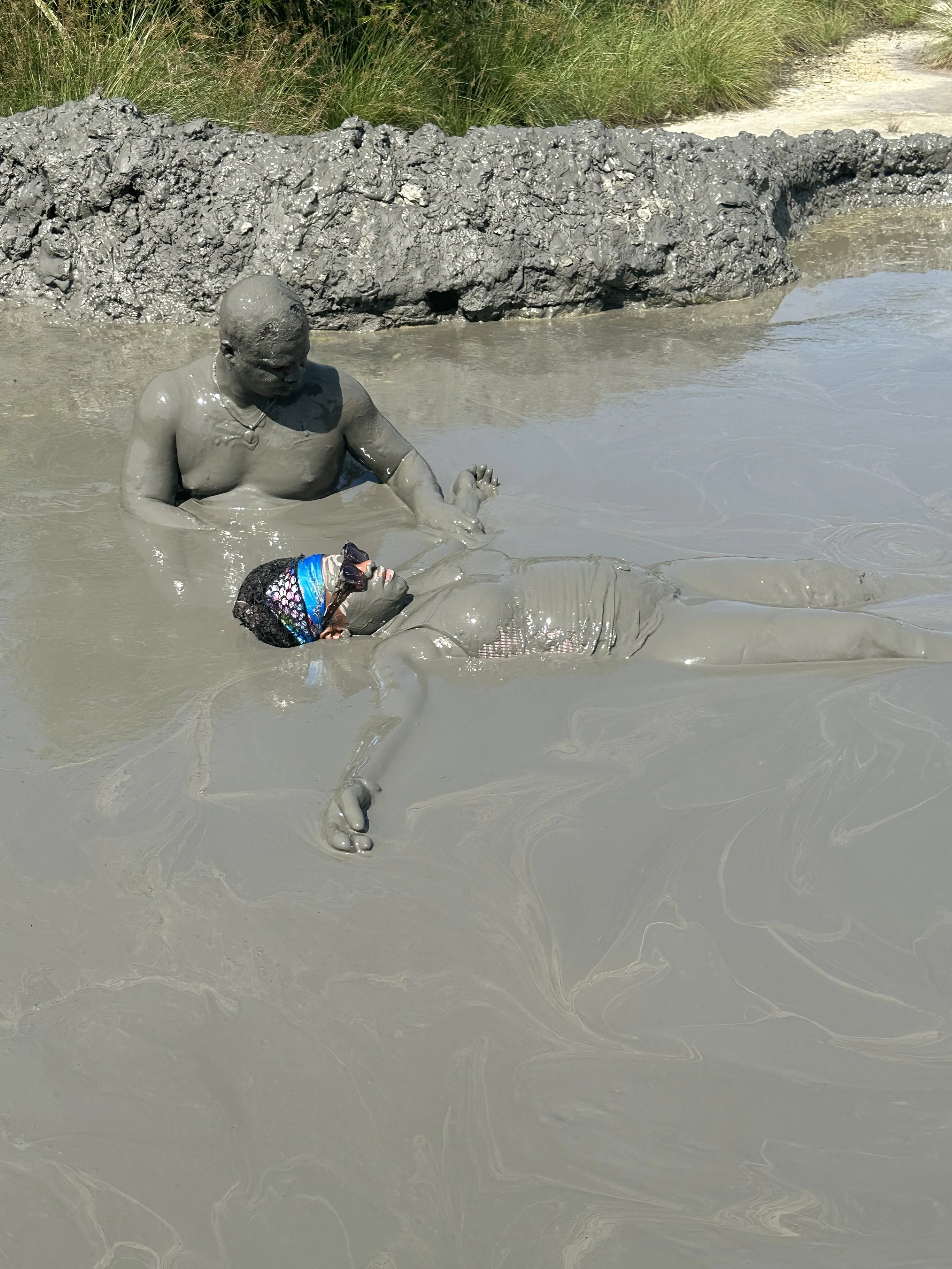 pareja en volcan de lodo de turbaco