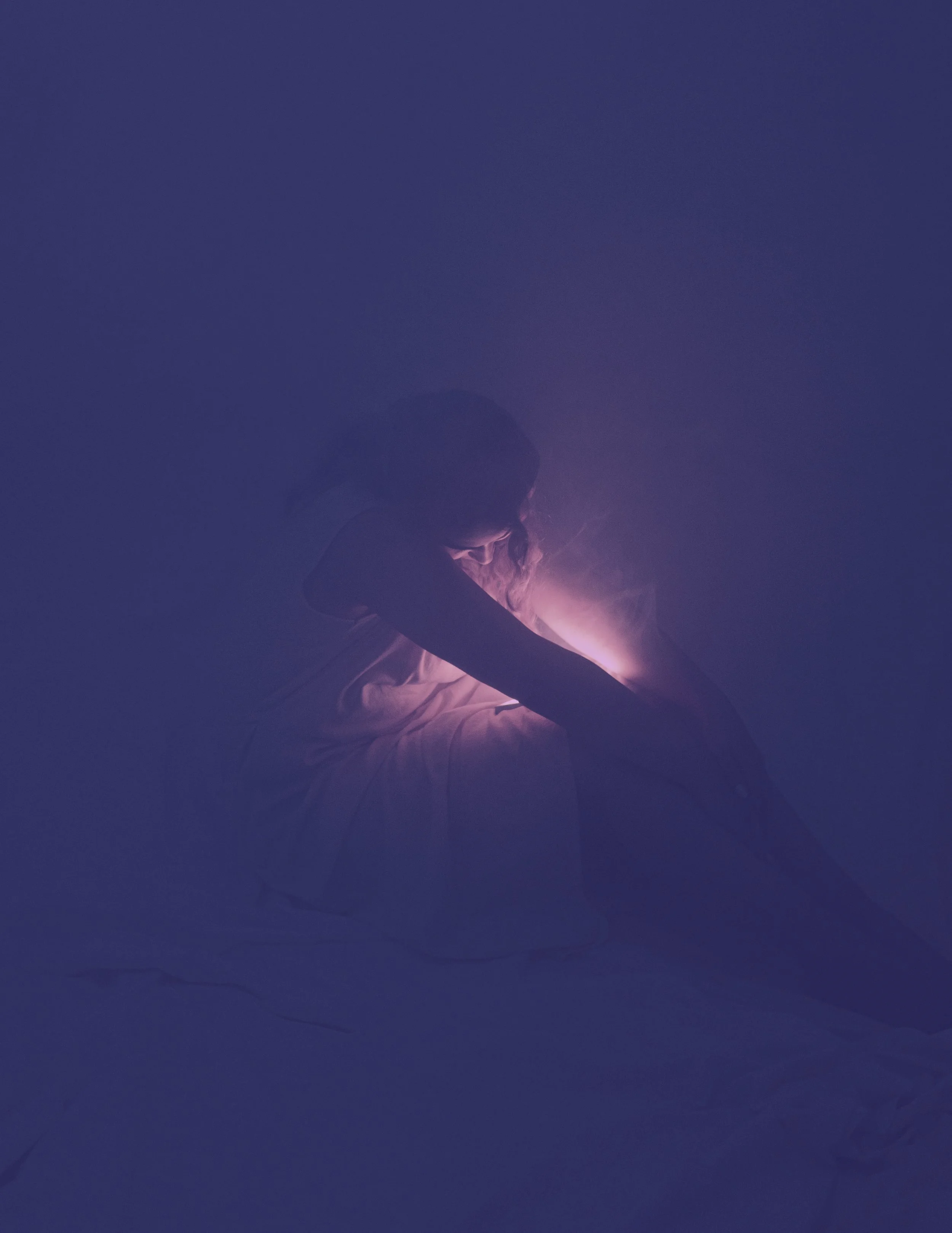 Silhouette d'une personne dans une lumière tamisée, évoquant l'intime et le sensible