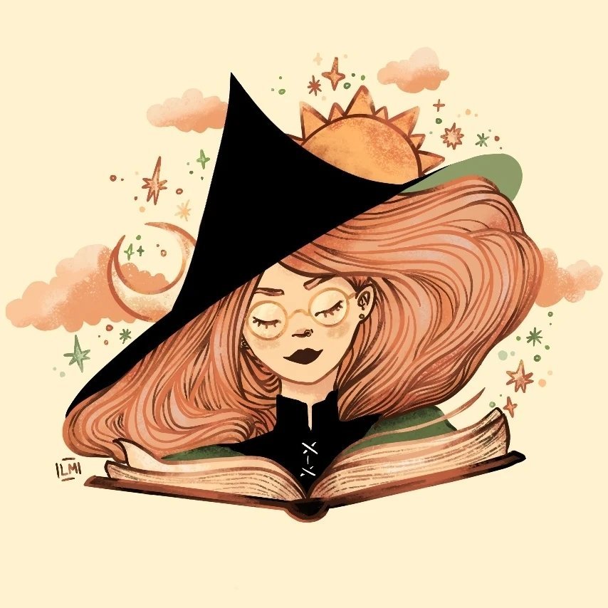 Une femme avec de longs cheveux roux porte un chapeau de sorcière noir et semble émerger d’un livre ouvert, avec des éléments magiques et célestes en arrière-plan.