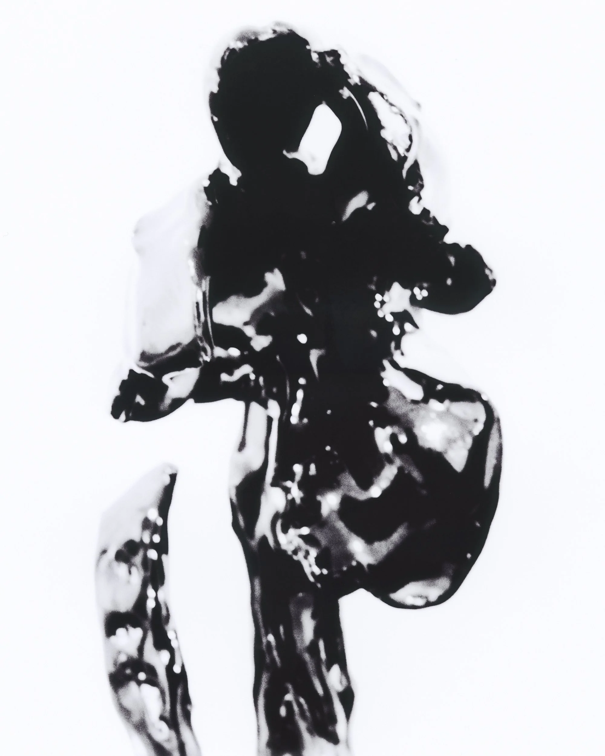 Silhouettes d'une personne portant un casque et un équipement, en noir sur fond blanc.