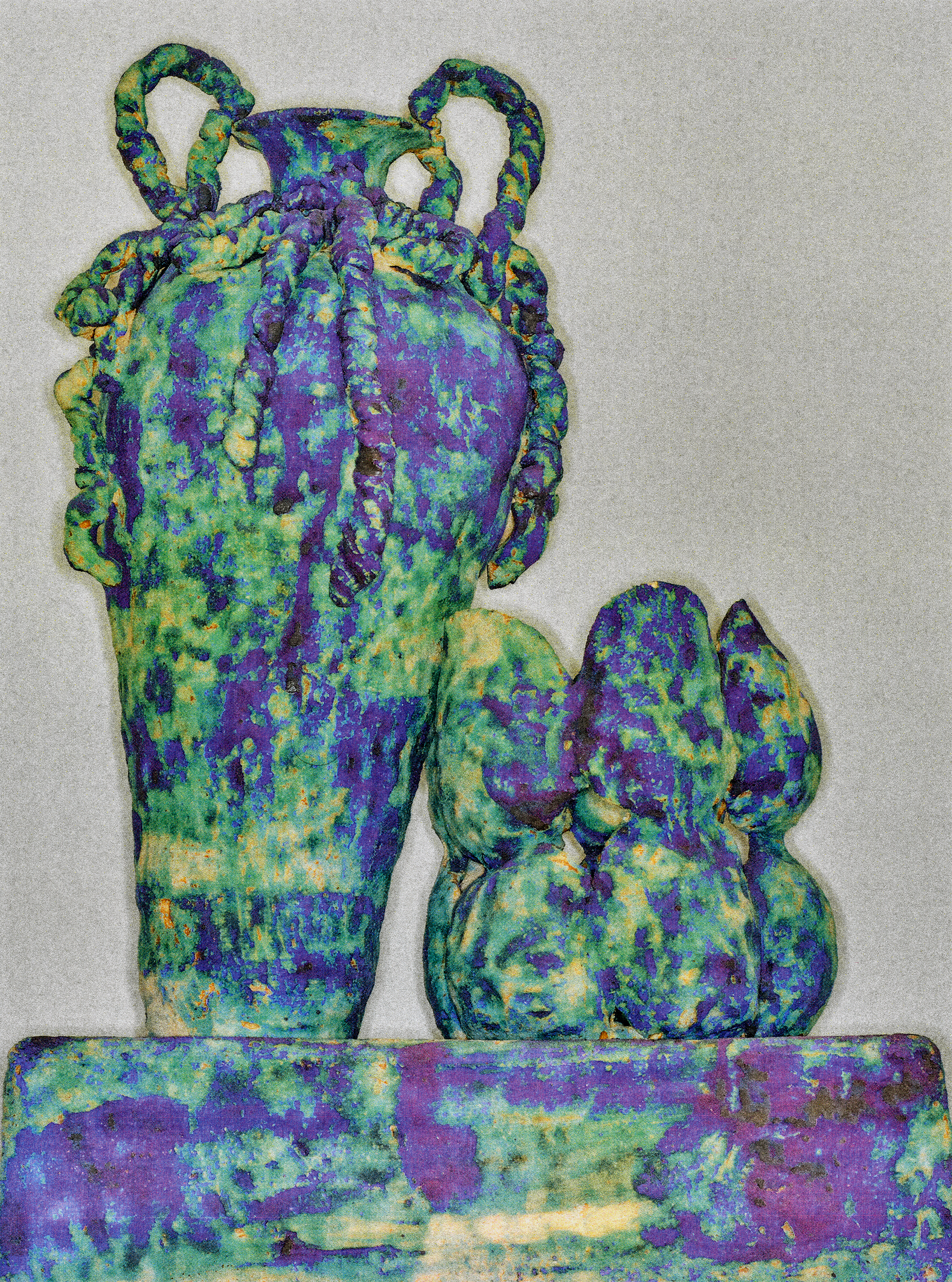 Une peinture abstraite représentant un groupe de personnes en contemplation, avec des couleurs vives comme le violet, le vert et le bleu.