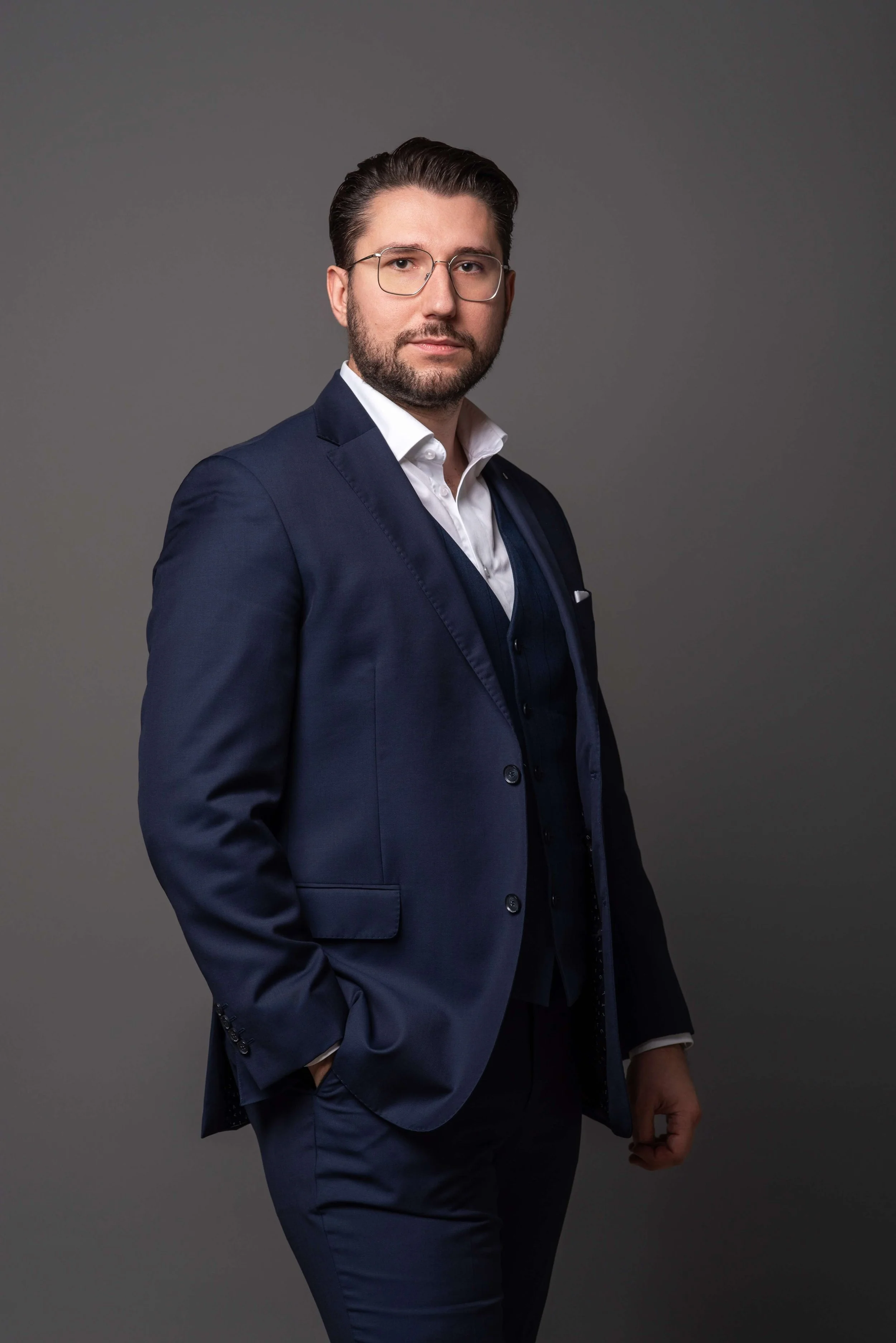 Portret mecenasa Adama Danowskiego. Prawnik specjalizujący się w prawie cywilnym i gospodarczym, współpracujący z platformą pomocy prawnej PAPUGA.PRO.
