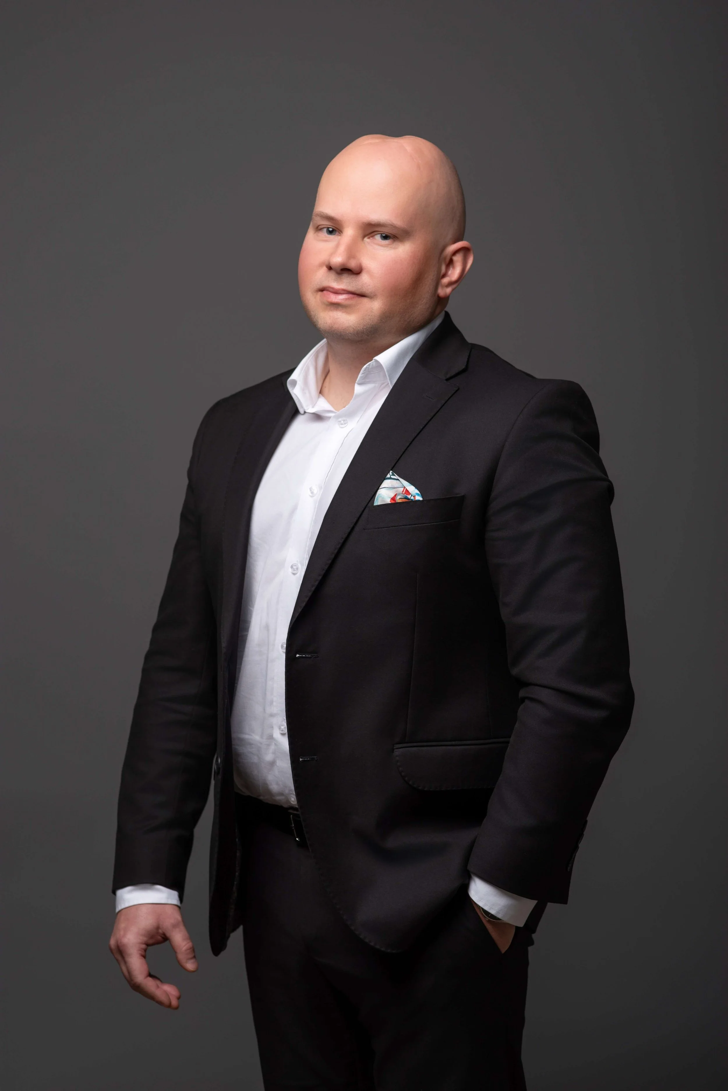 Portret mecenasa Piotra Ignatiuka. Prawnik specjalizujący się w prawie spółek, gospodarczym i transportowym, współpracujący z platformą PAPUGA.PRO.
