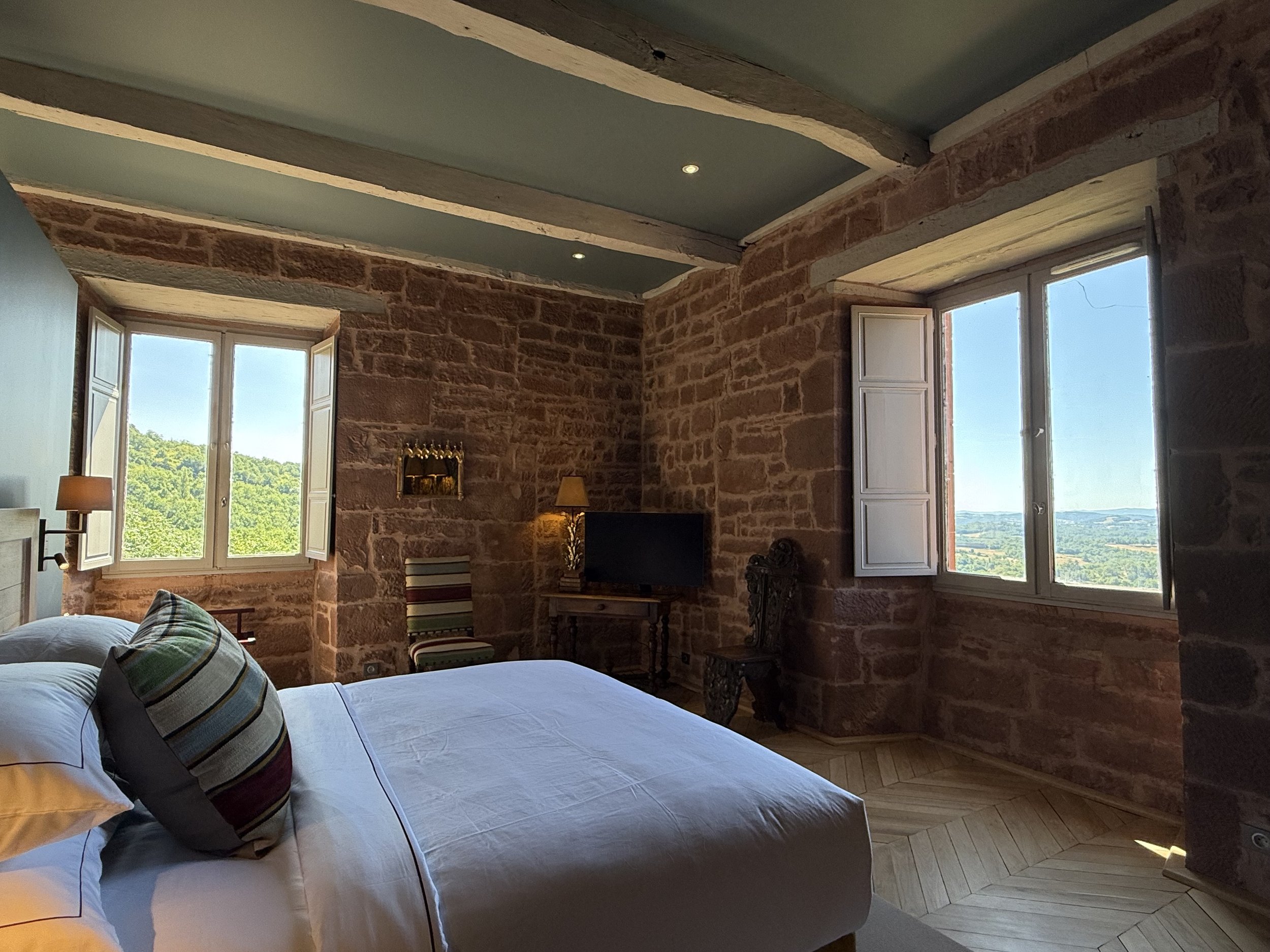 Vues paysage depuis le lit king Size de la suite Turenne