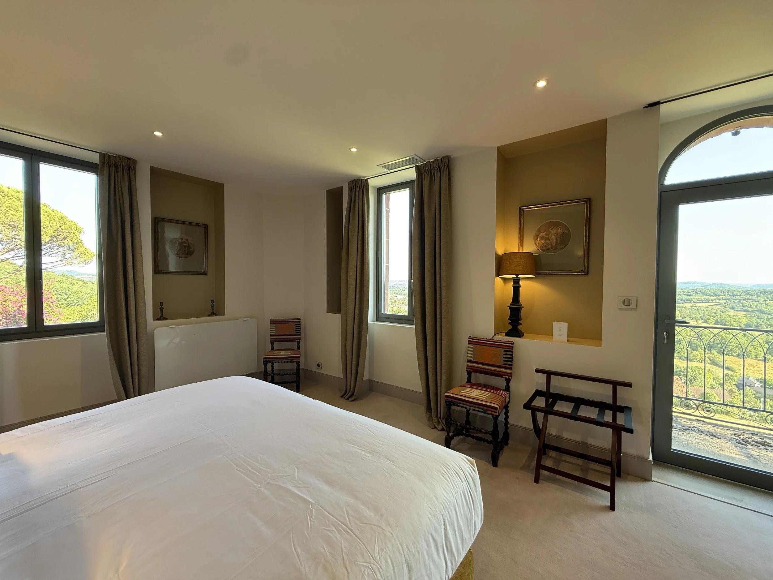 Lit king Size et vues depuis la suite parentale de l'orangerie du Château de Marsac
