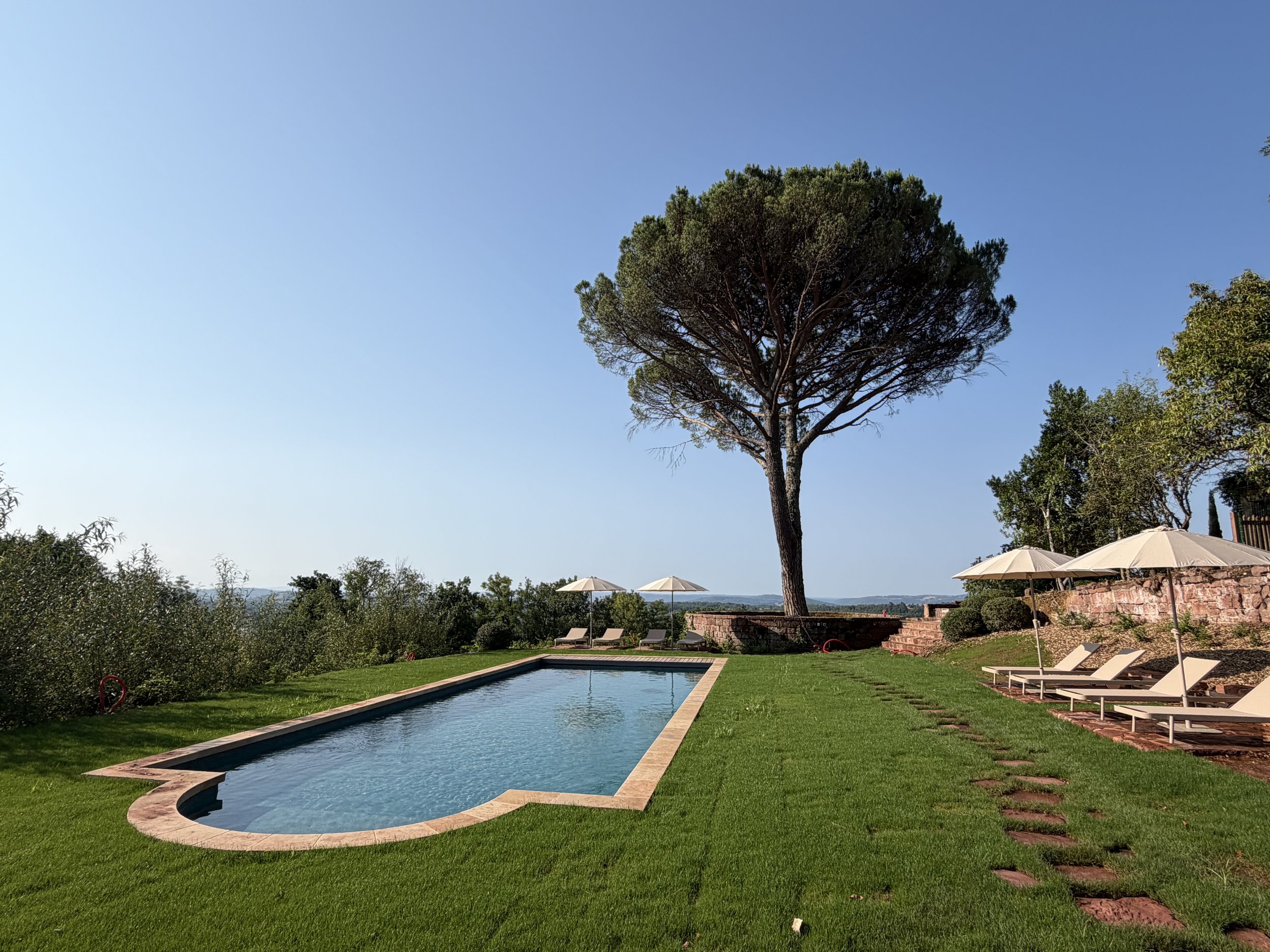 Piscine et transat au Château de Marsac avec vues sur la vallée de la Dordogne