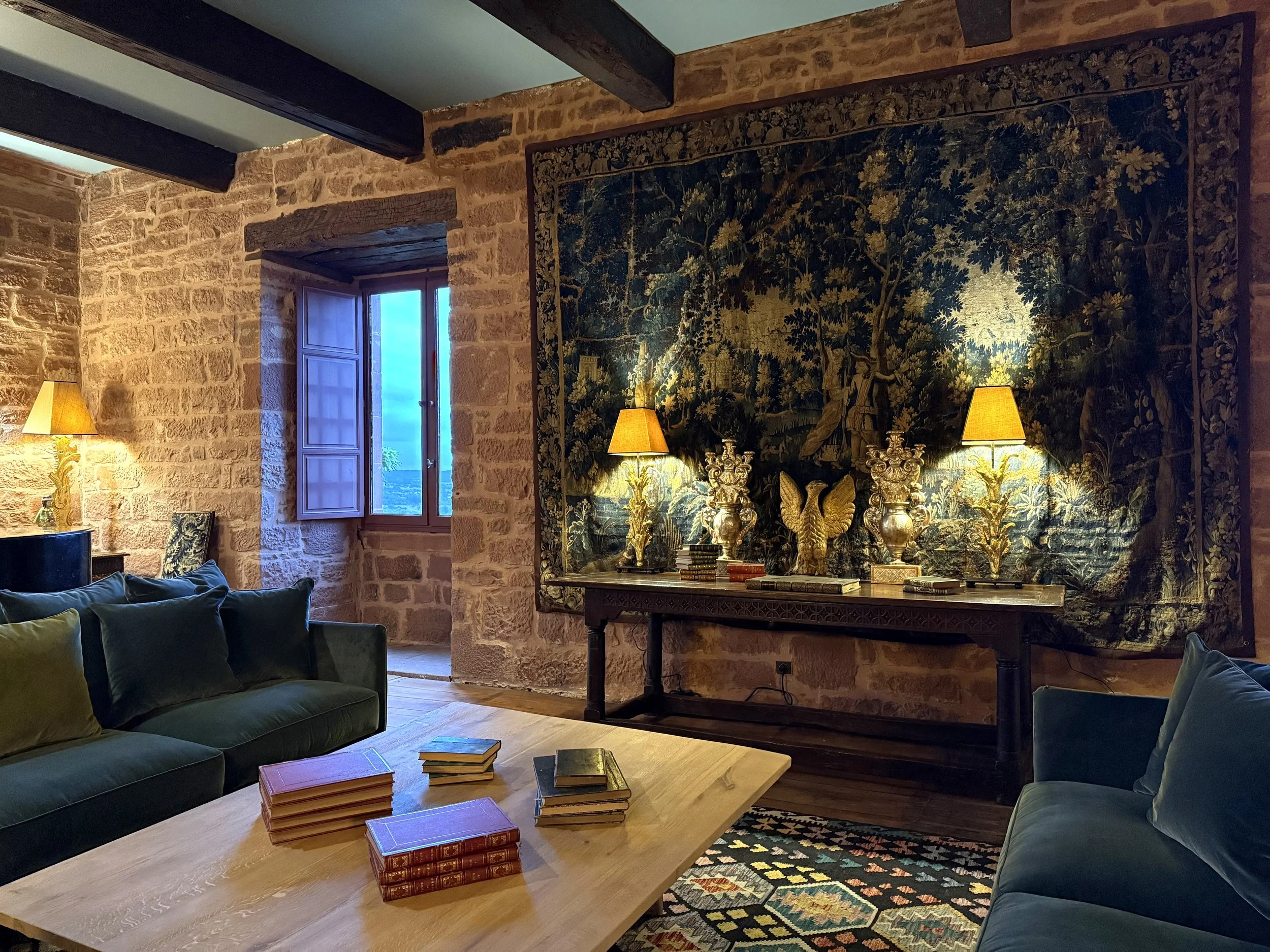 Salon d'hiver au Château de Marsac avec canapé, et tapisserie