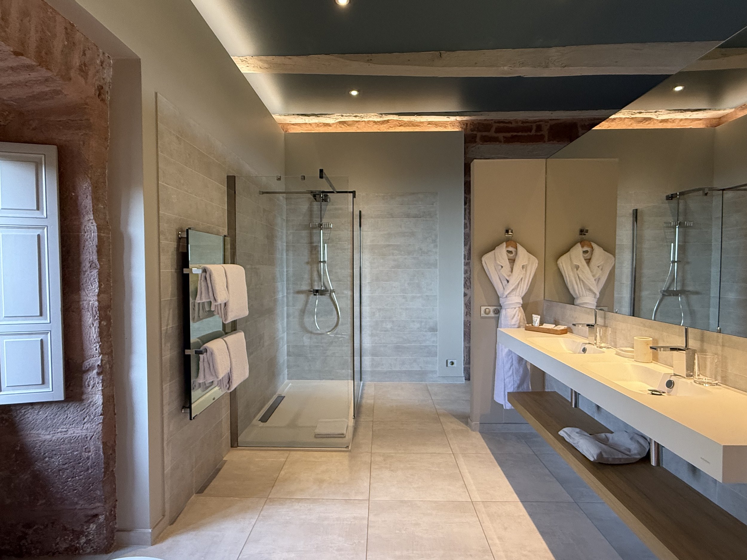 Vue de la douche et doubel vasque de la suite Turenne avec fenêtre