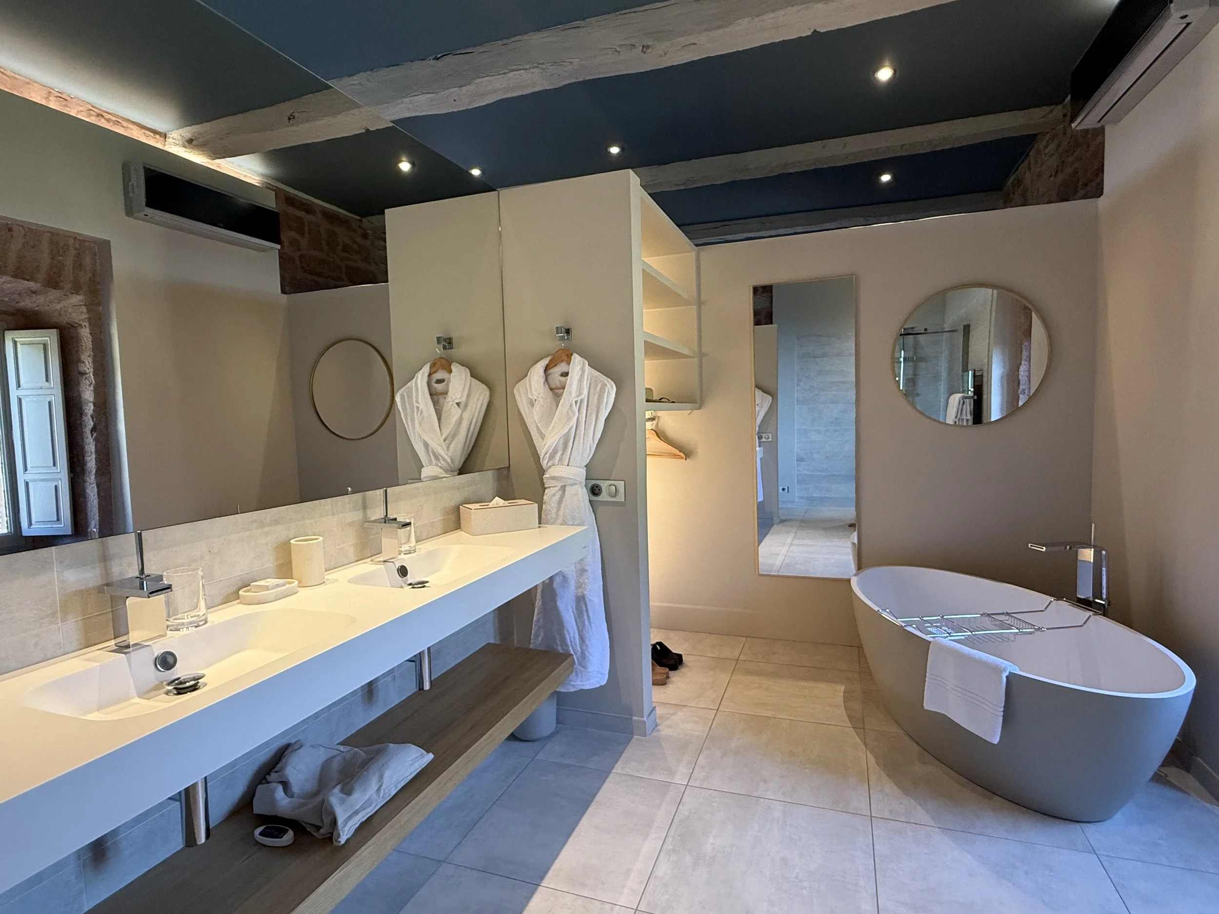Suite Turenne et sa salle de bain avec double vasque