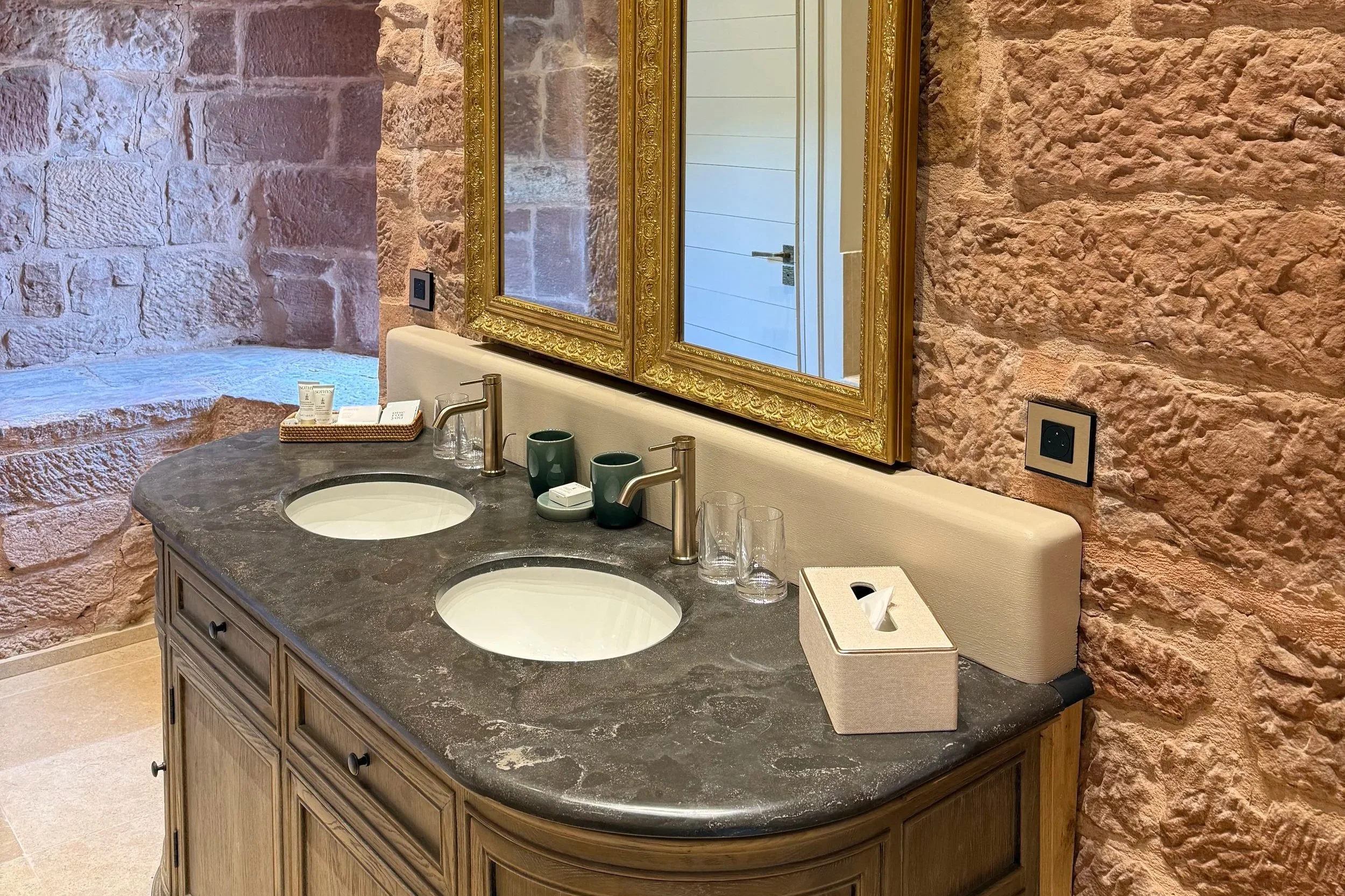 Double vasque salle de bain de la Suite Collonges