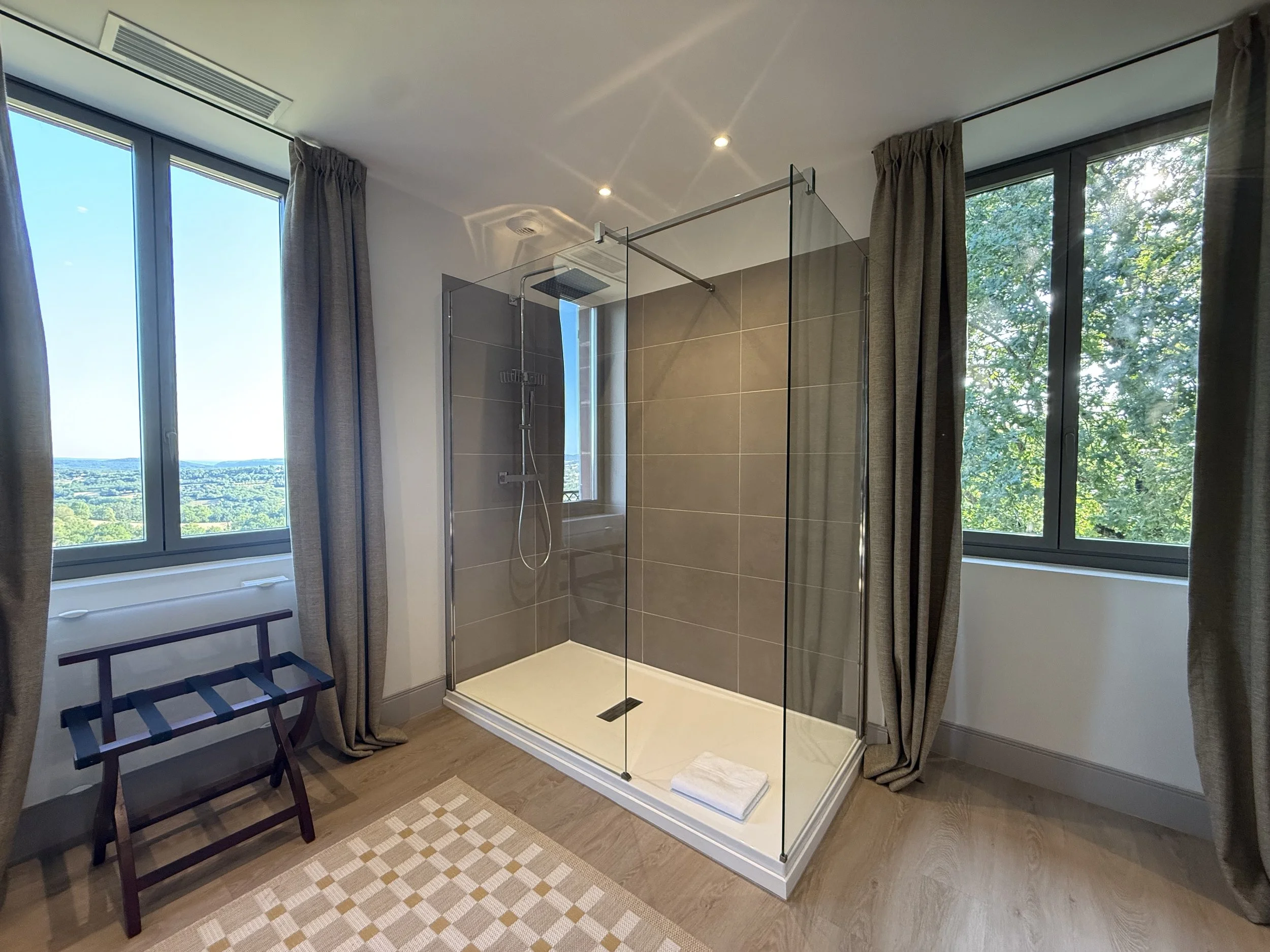 Espace douche de la chambre parentale à L'orangerie du château de Marsac
