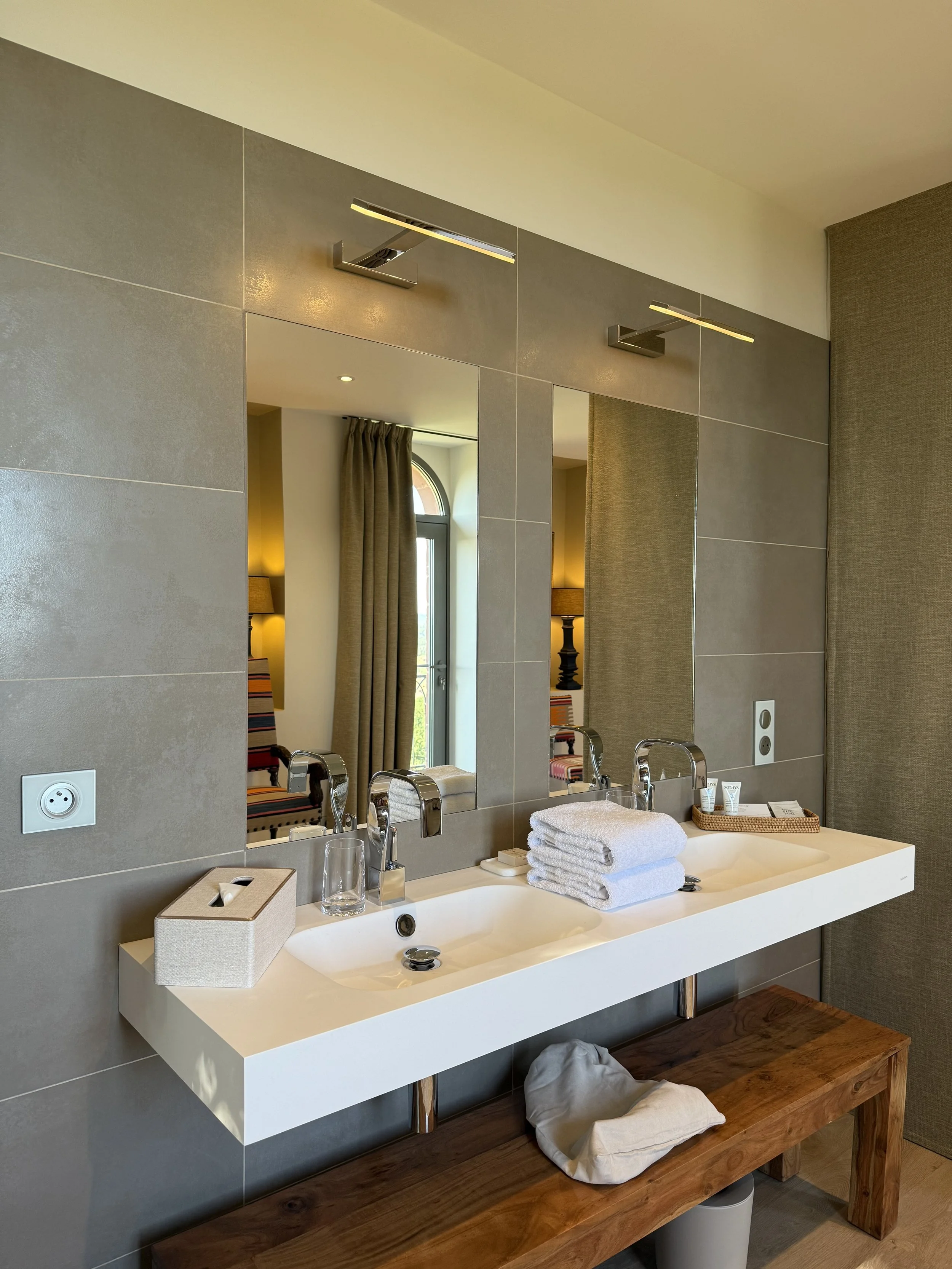 espace vasque et douche de la chambre parentale