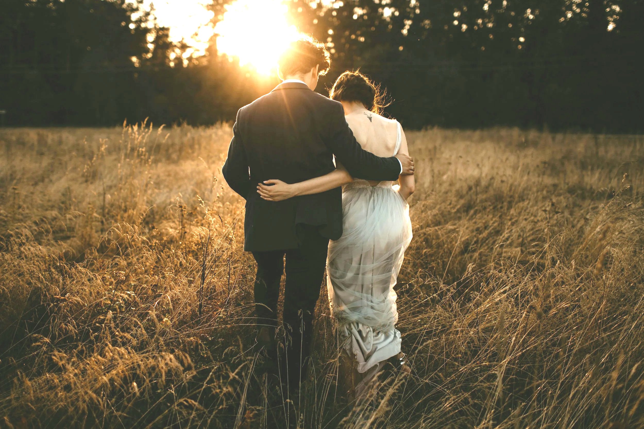Couple de mariés dans la campagne