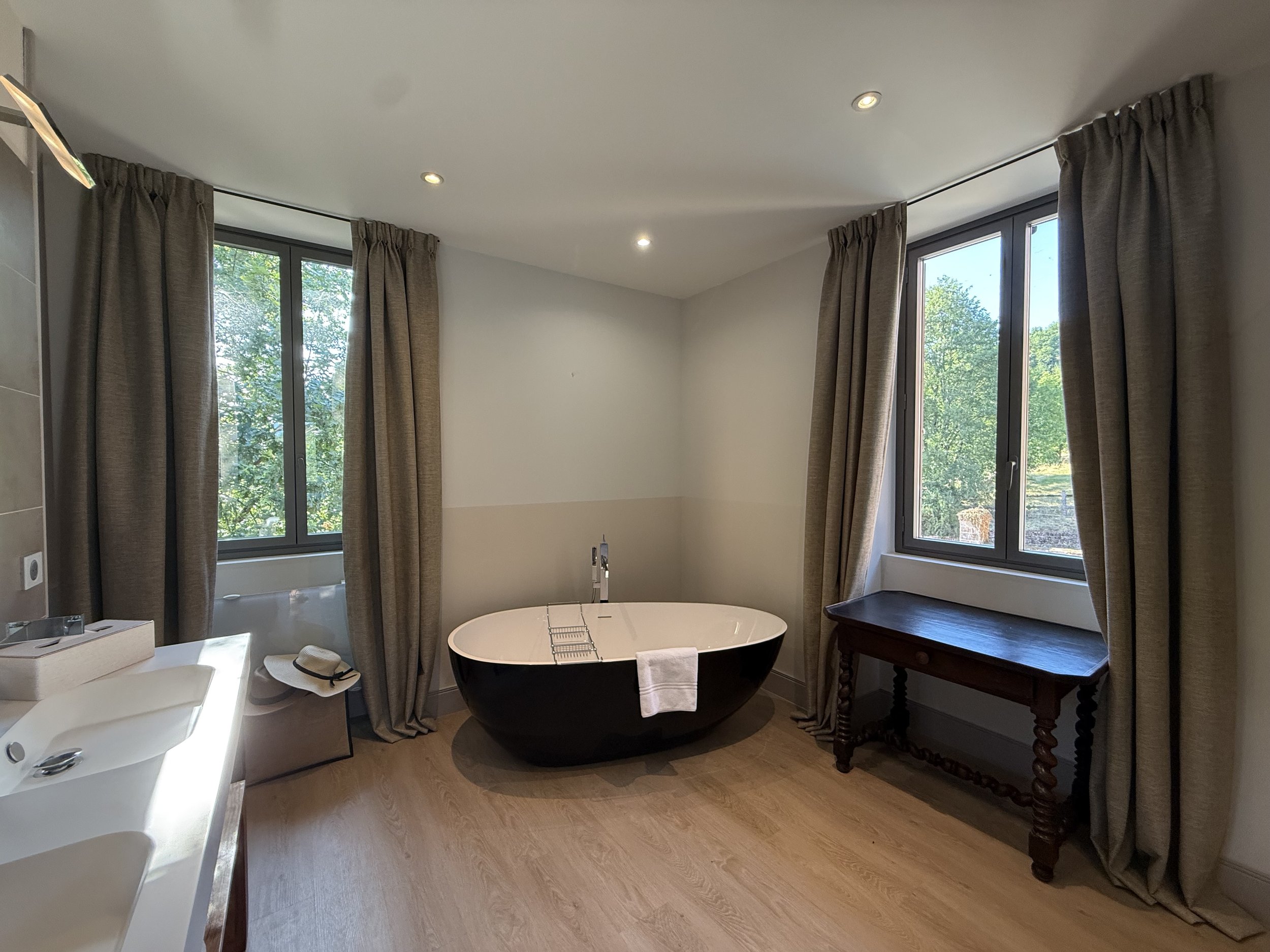 Chambre enfant vue sur la baignoire et les vasques