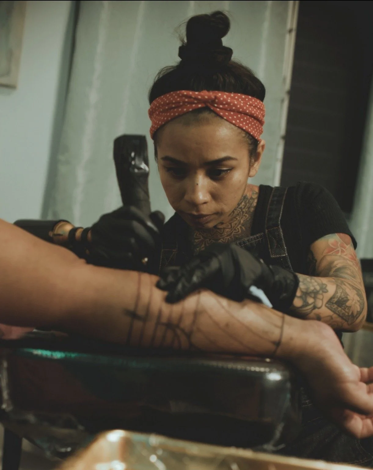 telley at work tattooing
