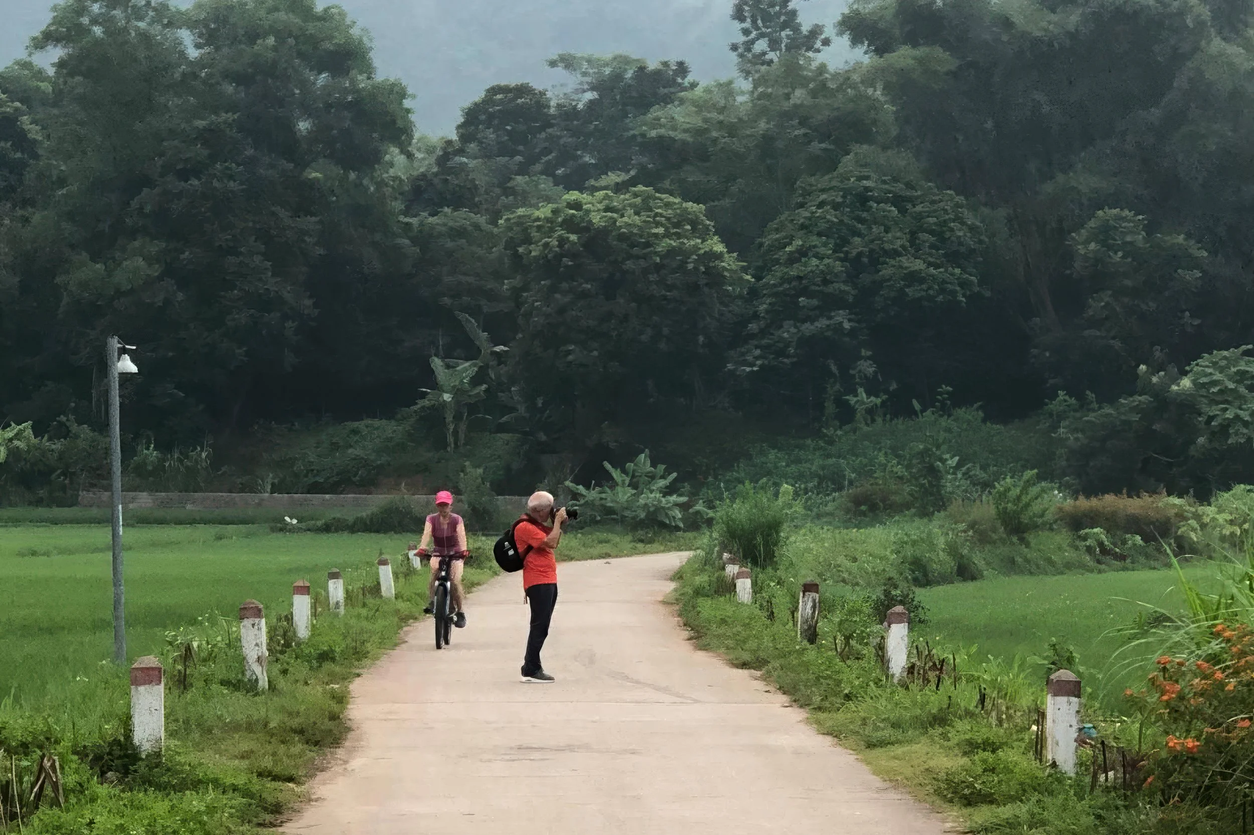 The passers-by, the bikes, and the photographer encounter.
