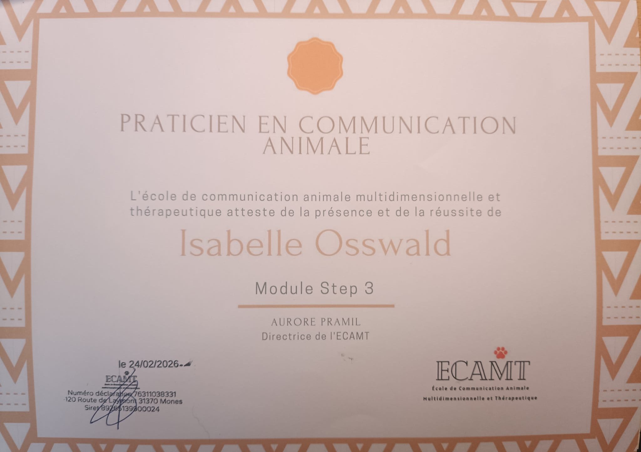 Diplôme pour un praticien en communication animale, au nom d'Isabelle Osswald, daté du 24/02/2026, signé par Aurore Pramil, avec un design rose et beige et un symbole en haut.