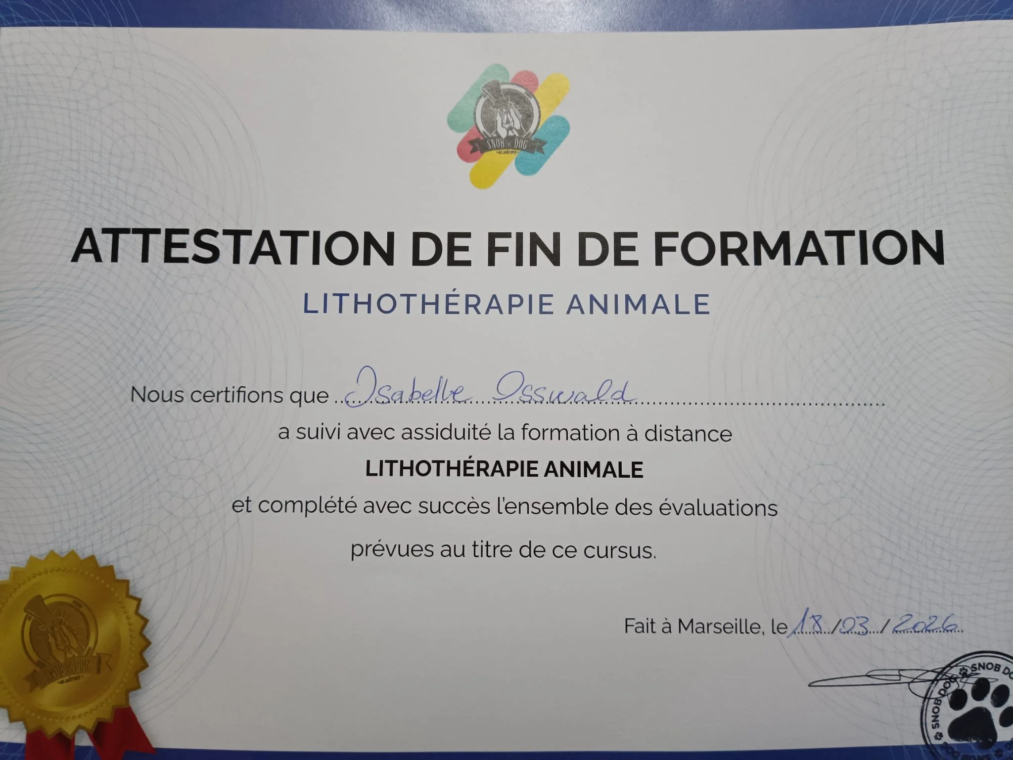 Certificat de fin de formation en lithothérapie animale, avec un logo au sommet, du texte certifiant la formation d'Isabelle Osswald, daté du 18 mars 2016, à Marseille, avec des rubans et médailles or