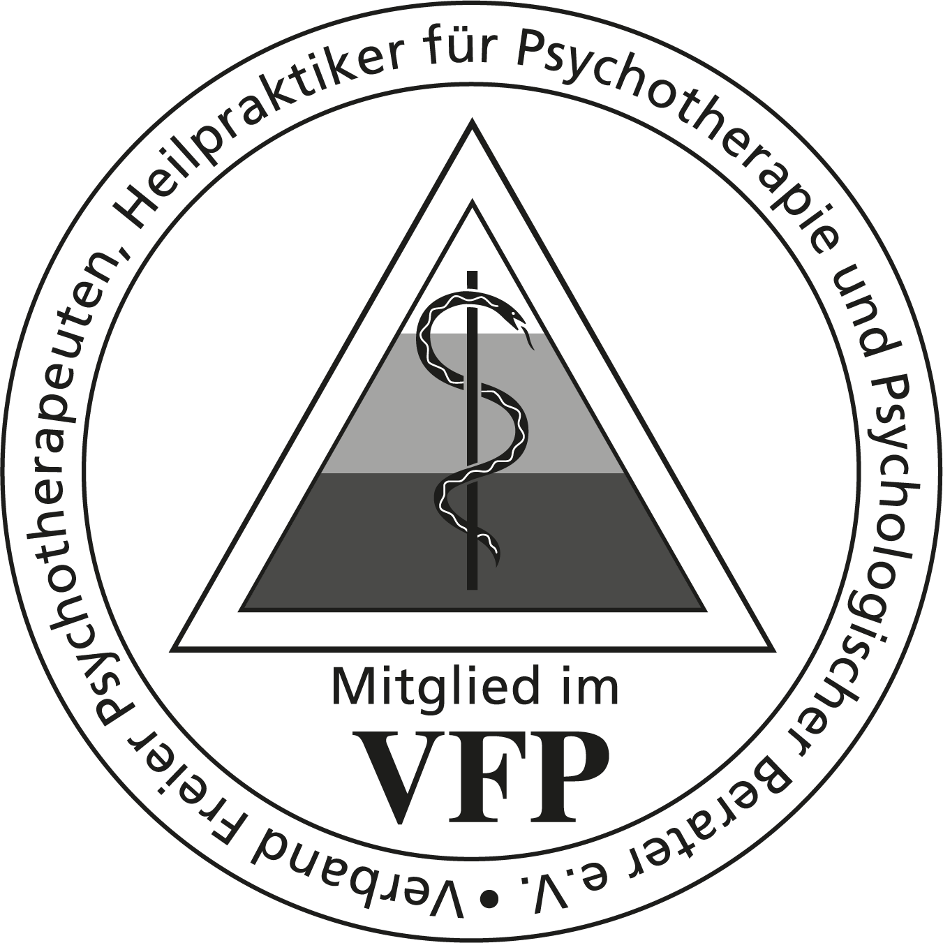 Das Logo des Verbands Freier Psychotherapeuten, Heilpraktiker für Psychotherapie e.V. (VFP), mit einem Dreieckssymbol und einer Linie, die einen Pfeil nach oben bildet, sowie der Beschriftung 'Mitglied im VFP'.