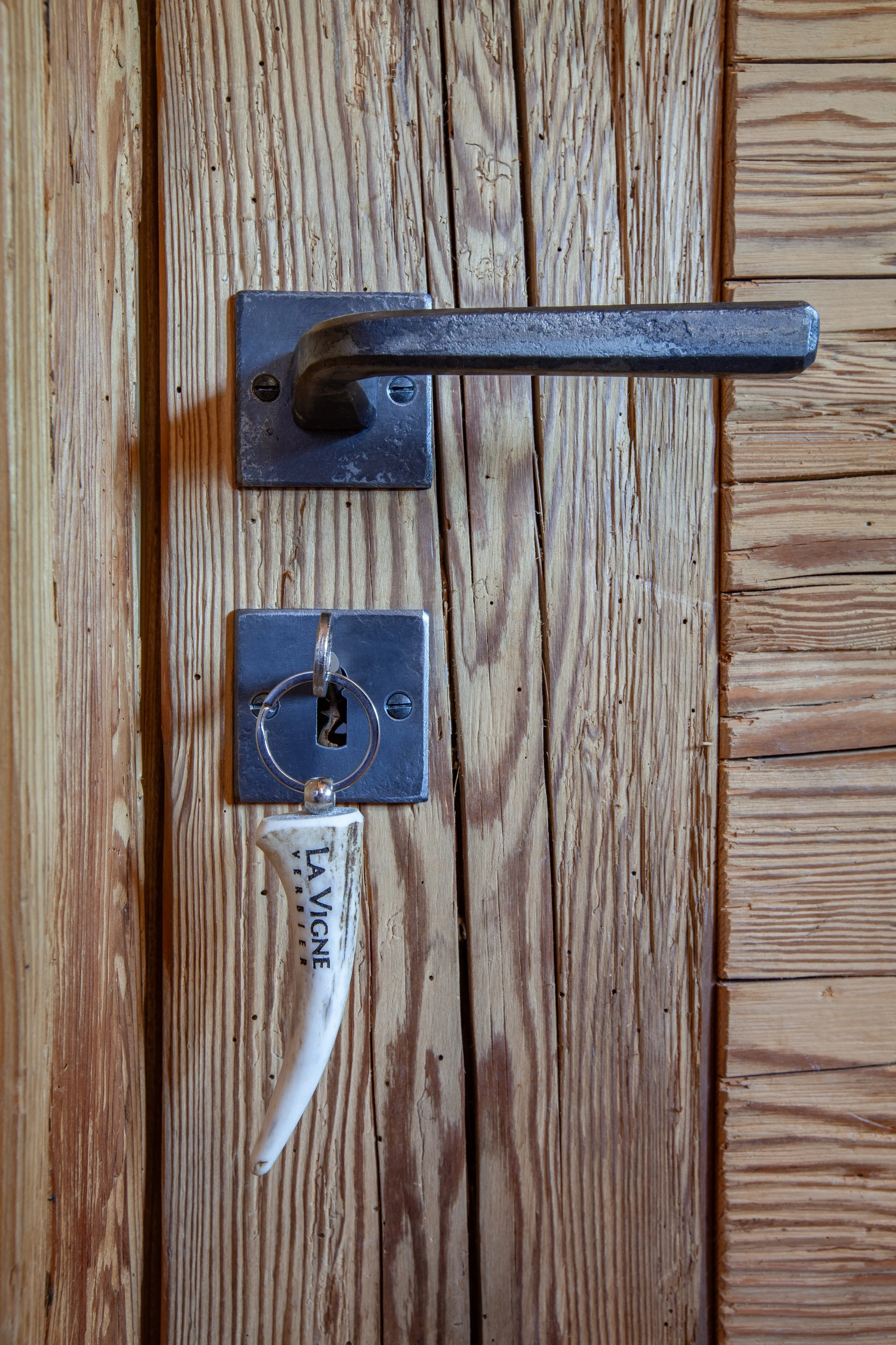 Engraved antler key ring by Big Mountain Antlers, Chalet la Vigne Verbier Switzerland