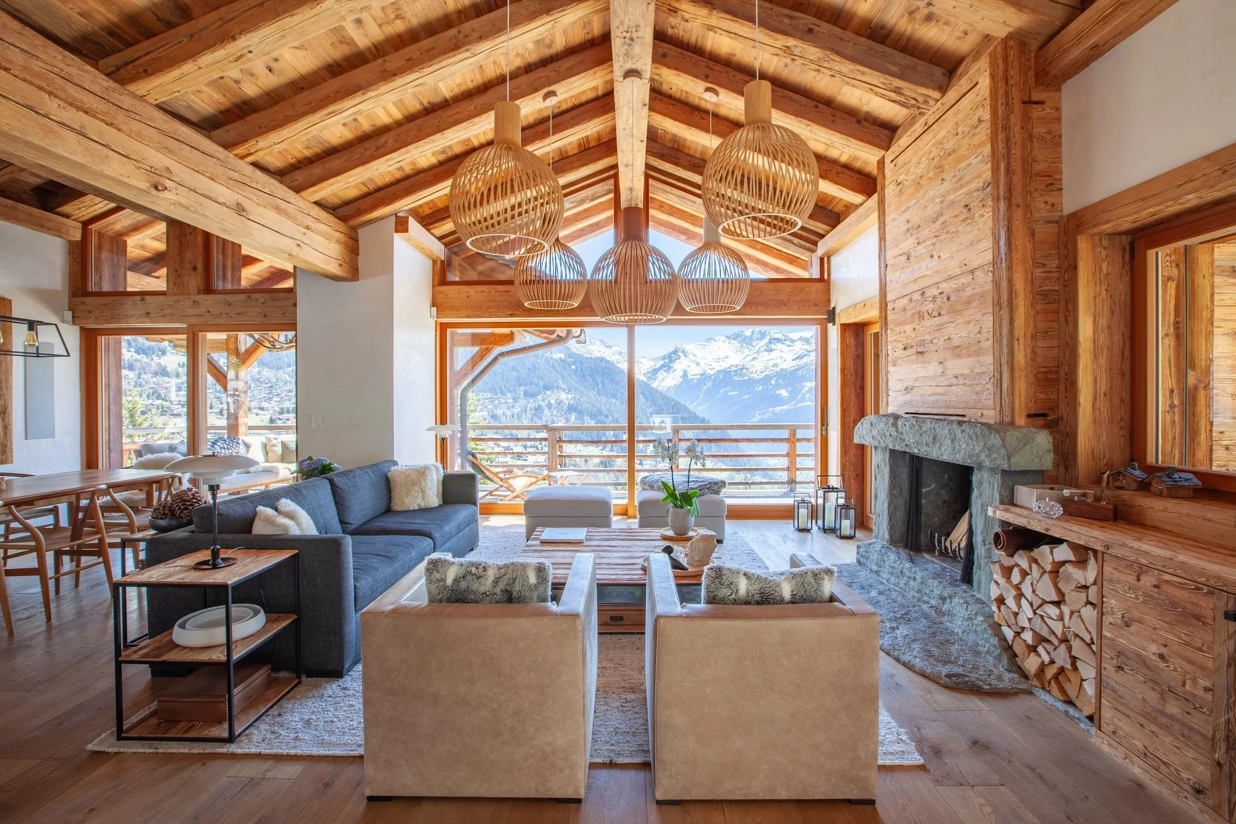 Luxury ski chalet living room with Meridiani furniture, Louis Poulsen lighting and panoramic Alpine mountain views, Chalet la Vigne Verbier Switzerland